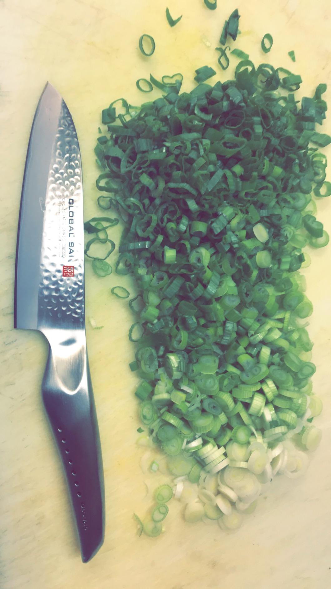 Global SAI 7 1/2 Inch Santoku Knife - Lightweight Japanese Stainless Steel, Razor Sharp Edge, Hand Hammered Blade, Thumb Rest, Made in Japan, SAI-03 customer photo 1