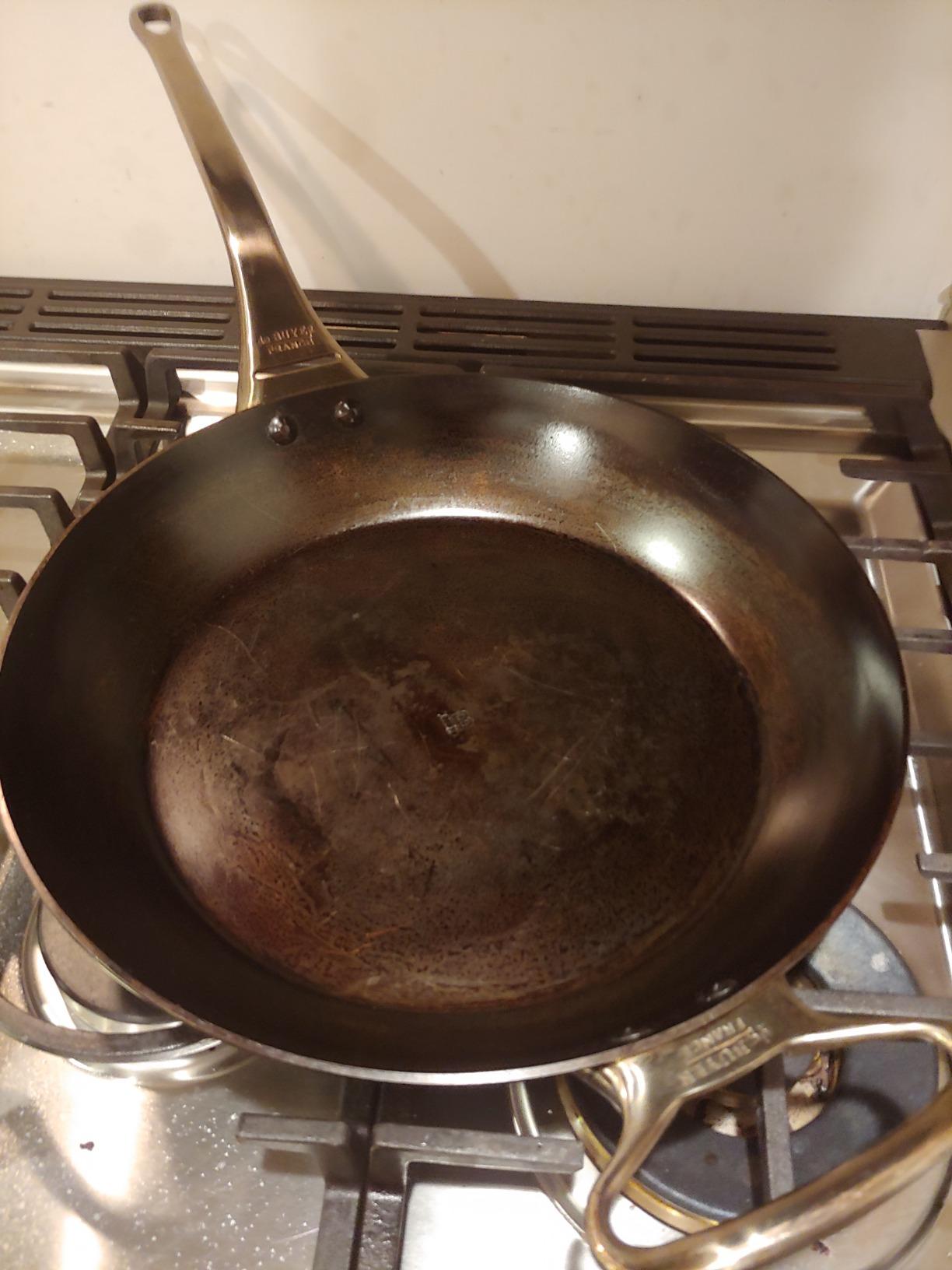 de Buyer MINERAL B Pro Carbon Steel Country Fry Pan with Helper Handle - 12.5 Diameter, 9 Cooking Surface - Ideal for Sauteing, Simmering, Frying - Naturally Non-Stick Finish - Made in France customer photo 1