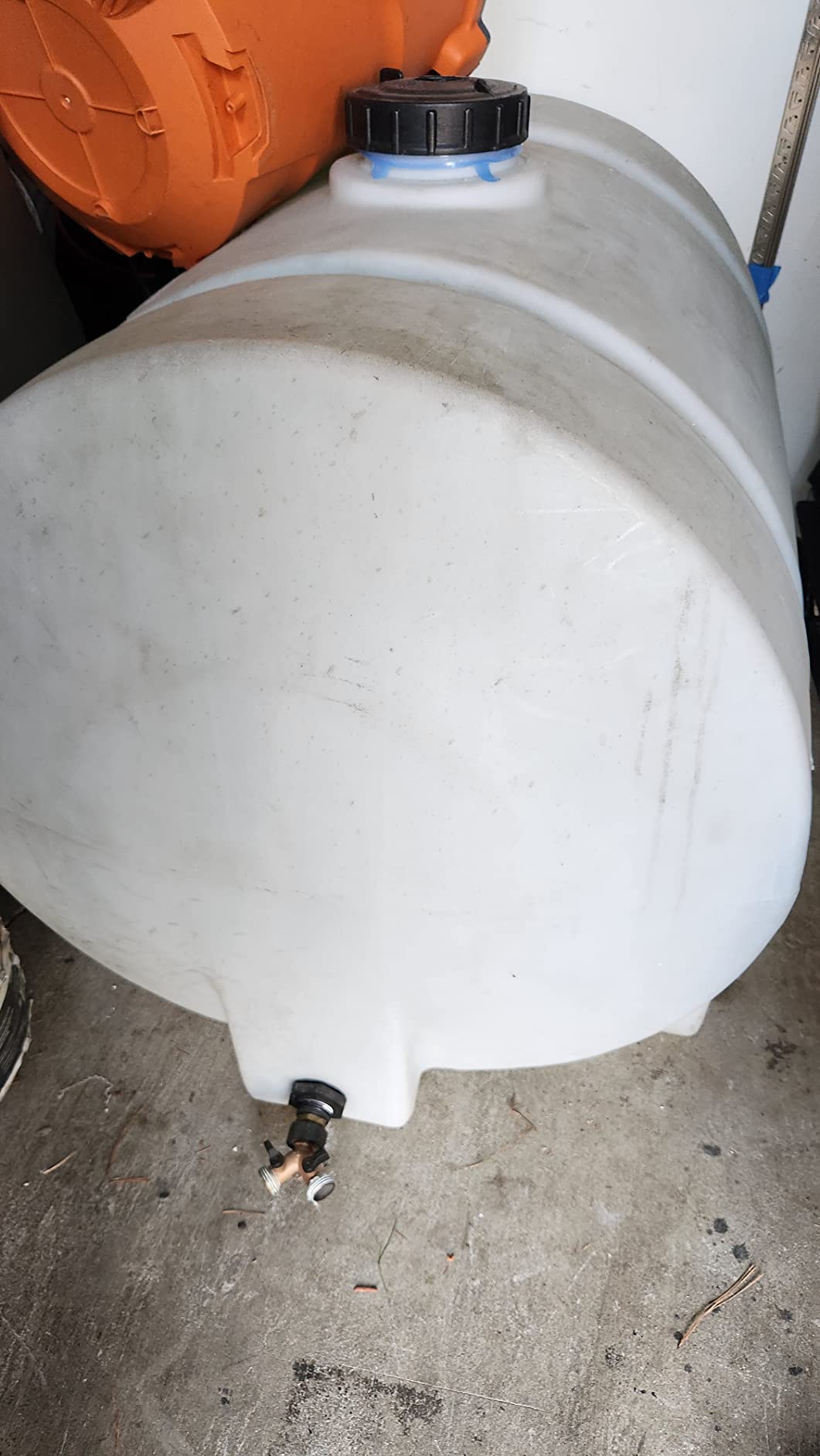 RomoTech 125 Gallon Polyethylene Storage Tank with Legs-Heavy-Duty Horizontal Water Storage Tank for Farms, Industrial or Chemical Use-UV-Resistant, Rustproof, BPA-Free Plastic Liquid Tank customer photo 1