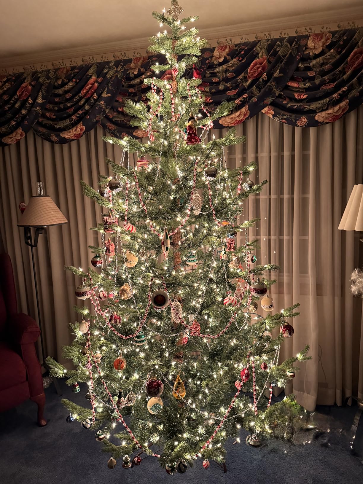 Feel Real Pre-lit Artificial Christmas Tree, Norwegian Spruce with Pre-strung White Lights and Stand, 7.5 ft customer photo 1
