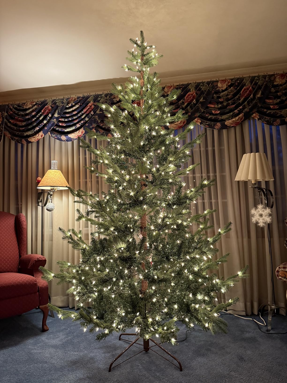 Feel Real Pre-lit Artificial Christmas Tree, Norwegian Spruce with Pre-strung White Lights and Stand, 7.5 ft customer photo 2