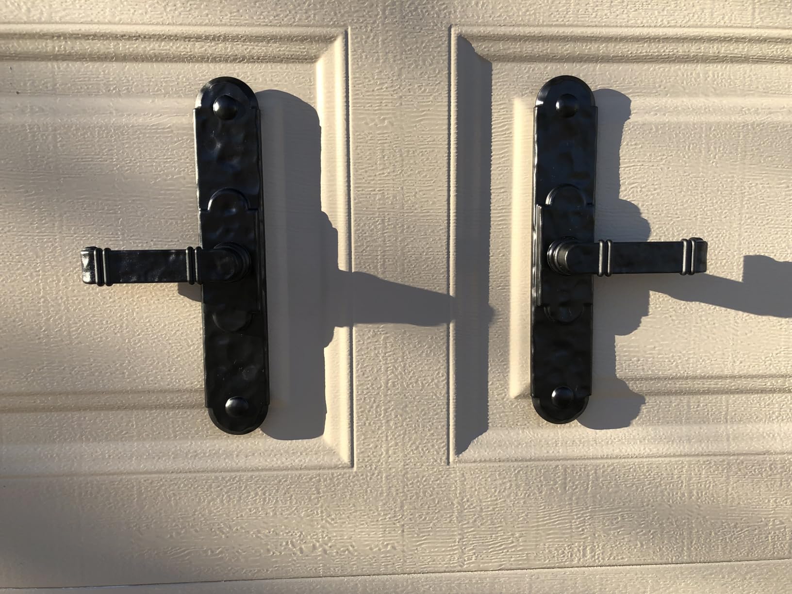 Household Essentials Hinge IT Premium Carriage House Handle & Hinge, Black Garage Door Magnet, 4 Hingle 2 Handles (Pack of 1) customer photo 1