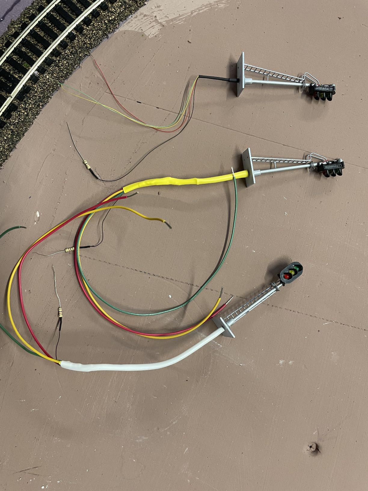 JTD873GYR 3PCS Model Railroad Train Signals 3-Lights Block Signal HO Scale 12V Green-Yellow-Red customer photo 1