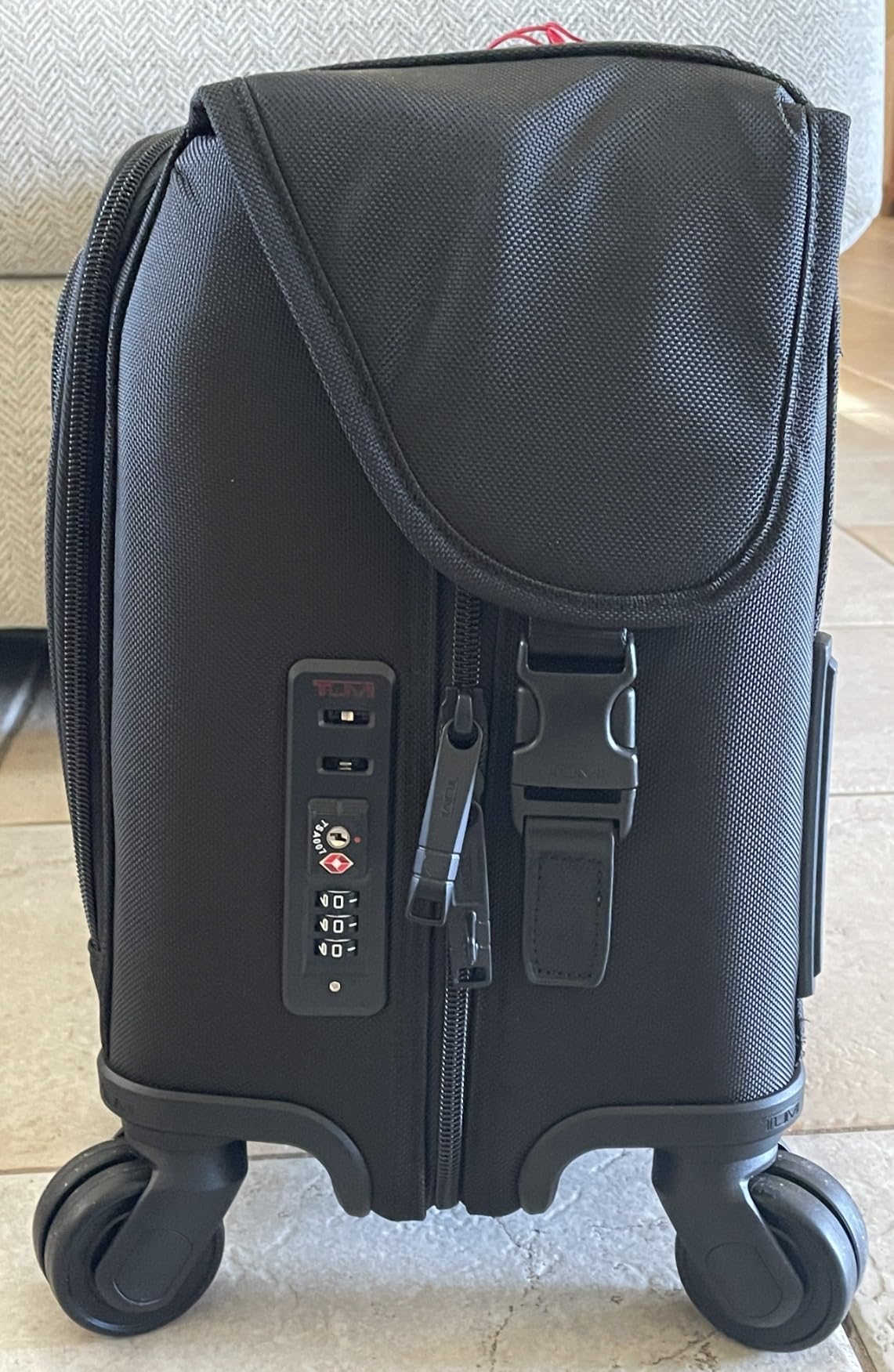 Alpha Garment 4 Wheeled Carry-On - Garment Compartment Fits 6 Suits or Dresses - Carry On Luggage for Travel - Black customer photo 1