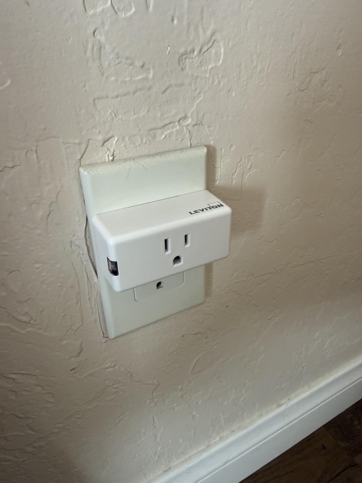 Decora Smart Plug, Wi-Fi 2nd Gen, Works with Matter, My Leviton, Alexa, Google Assistant, Apple Home/Siri & Wire-Free Anywhere Companions for Switched Outlet, D215P-1RW, White customer photo 1