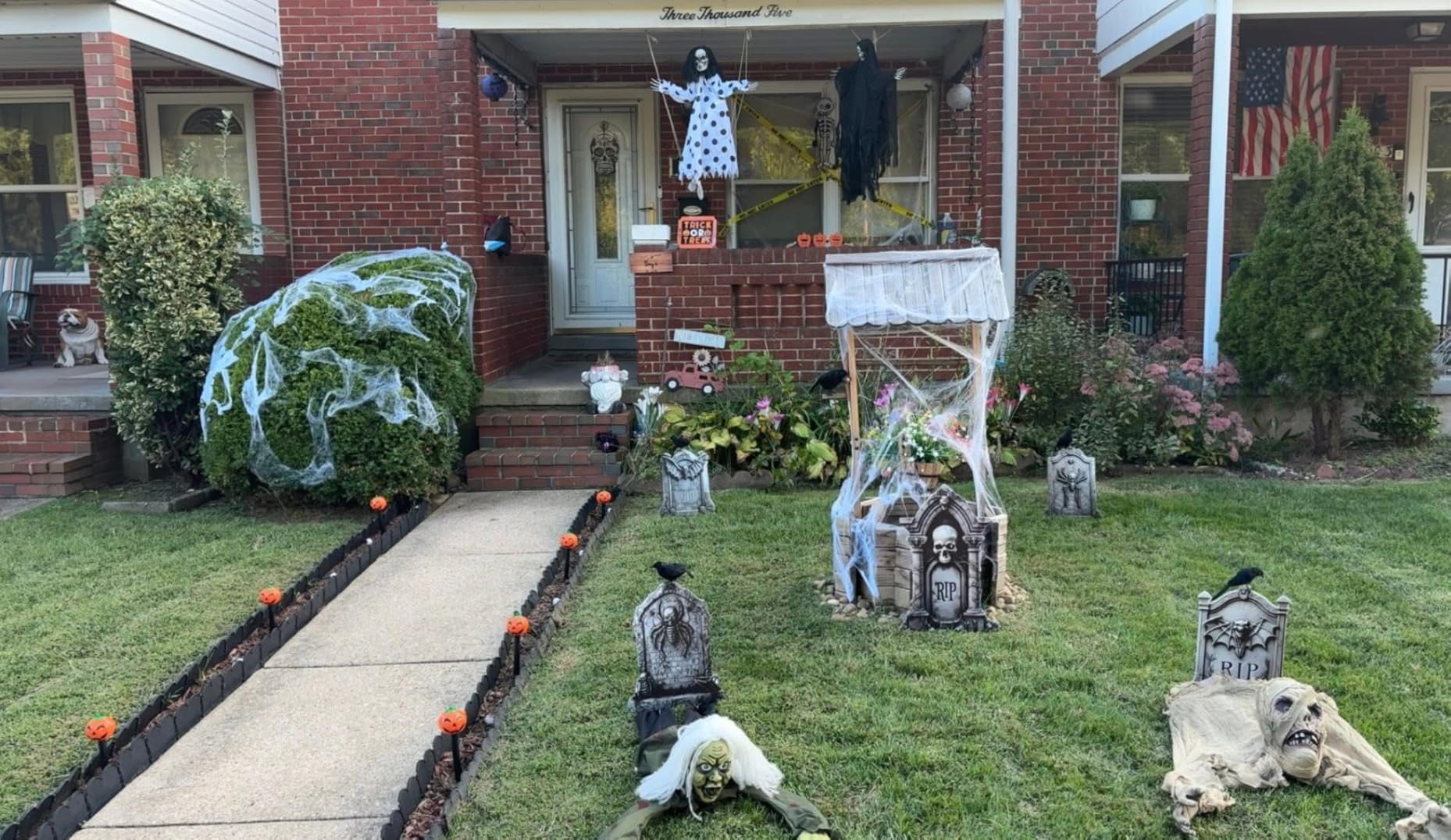 JOYIN Halloween Zombie Groundbreaker Outdoor Decoration, Zombie Groundbreaker with Light-up Eyes and Creepy Sound (Sound Activation) for Halloween Outside, Lawn, Graveyard Decor, Haunted House Props customer photo 1