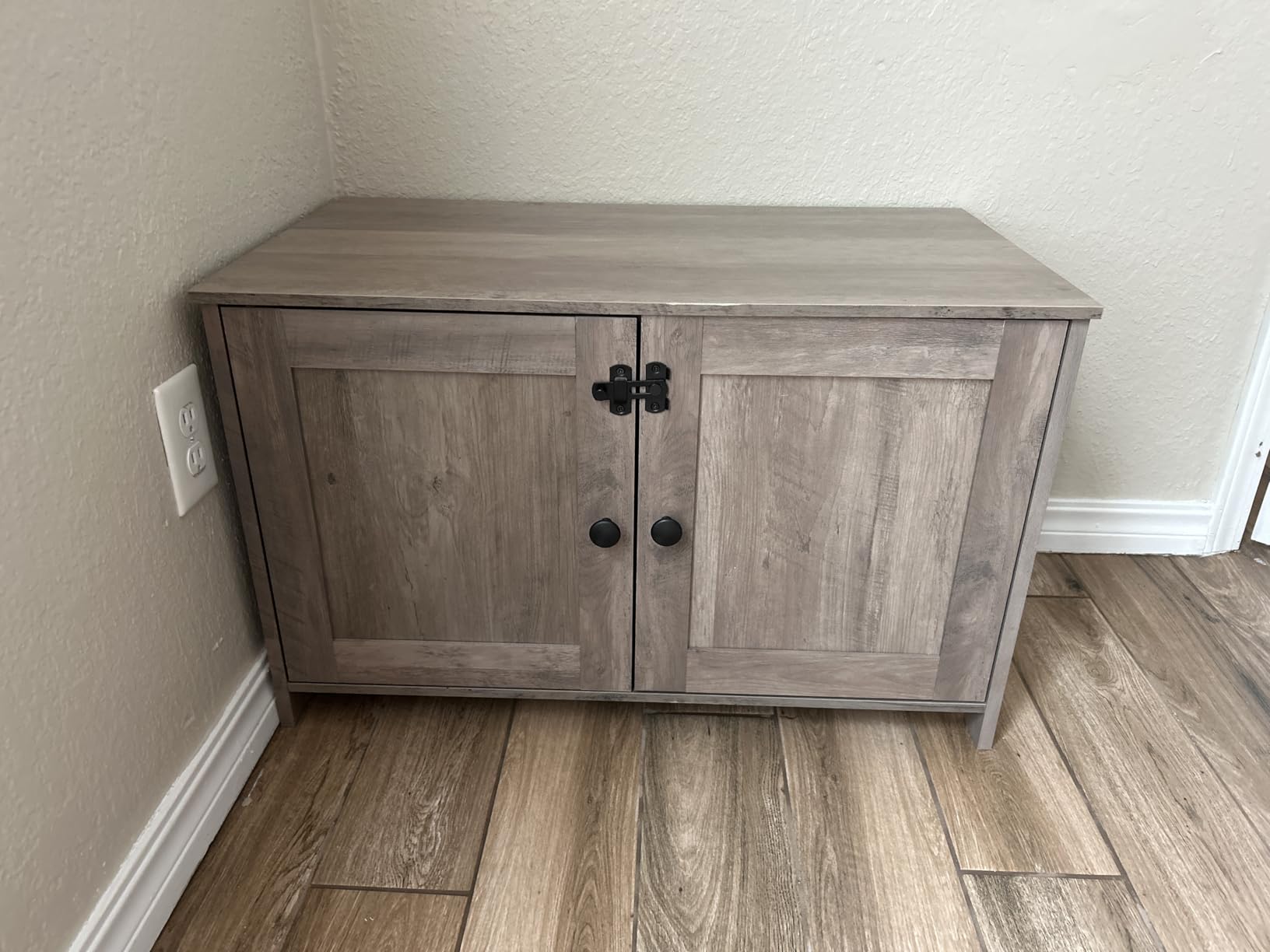 HOOBRO Litter Box Enclosure, Cat Litter Box Furniture with Removable Divider, Large Hidden Litter Box Furniture, Wooden Cat House, End Side Table, 31 L x 17.5 W x 19.7 H, White WT03MW01G2 customer photo 1