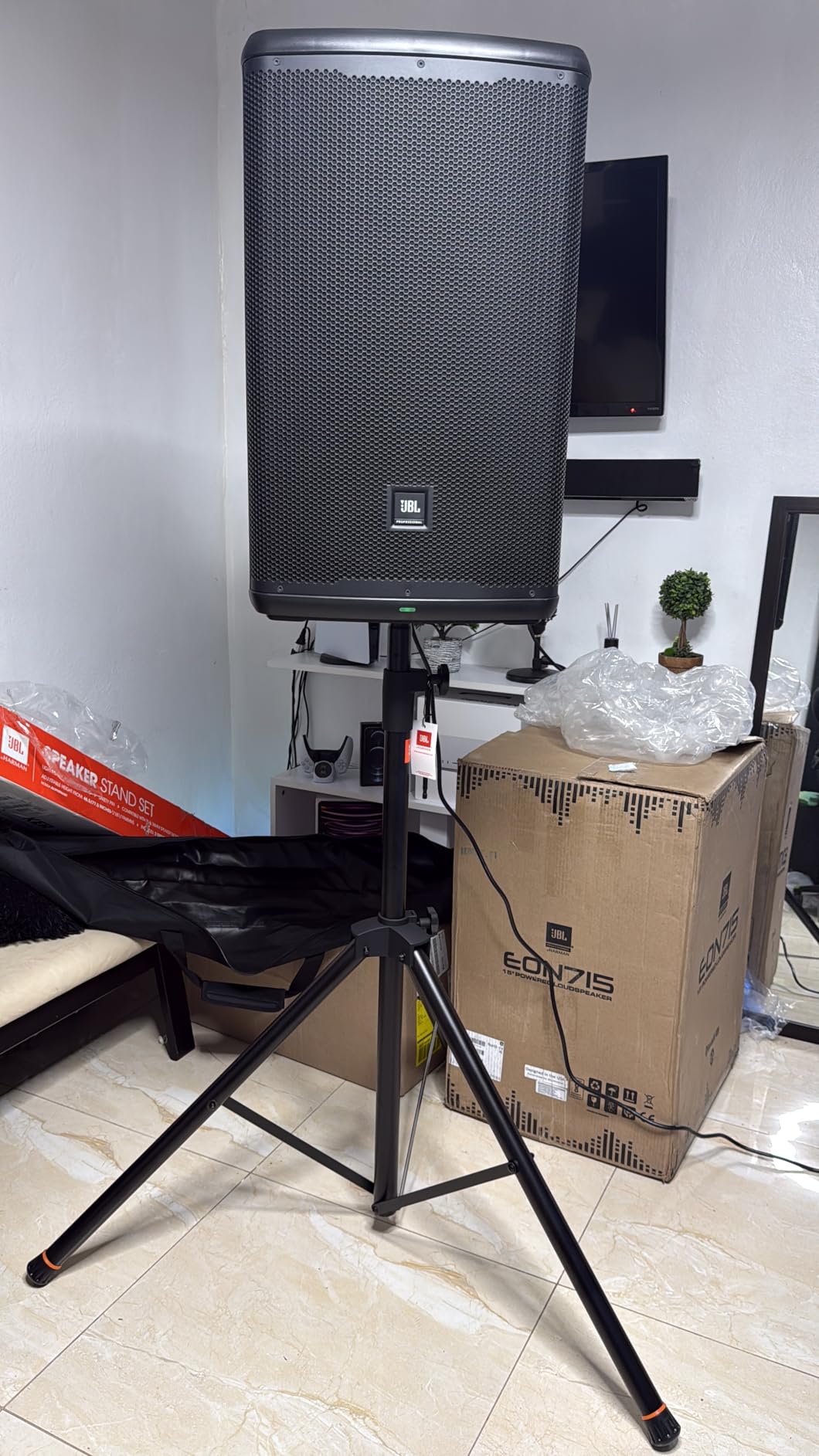 JBL Professional EON715 Powered PA Speaker, Portable Loudspeaker with Bluetooth, 15 inch, 300 Watt customer photo 1