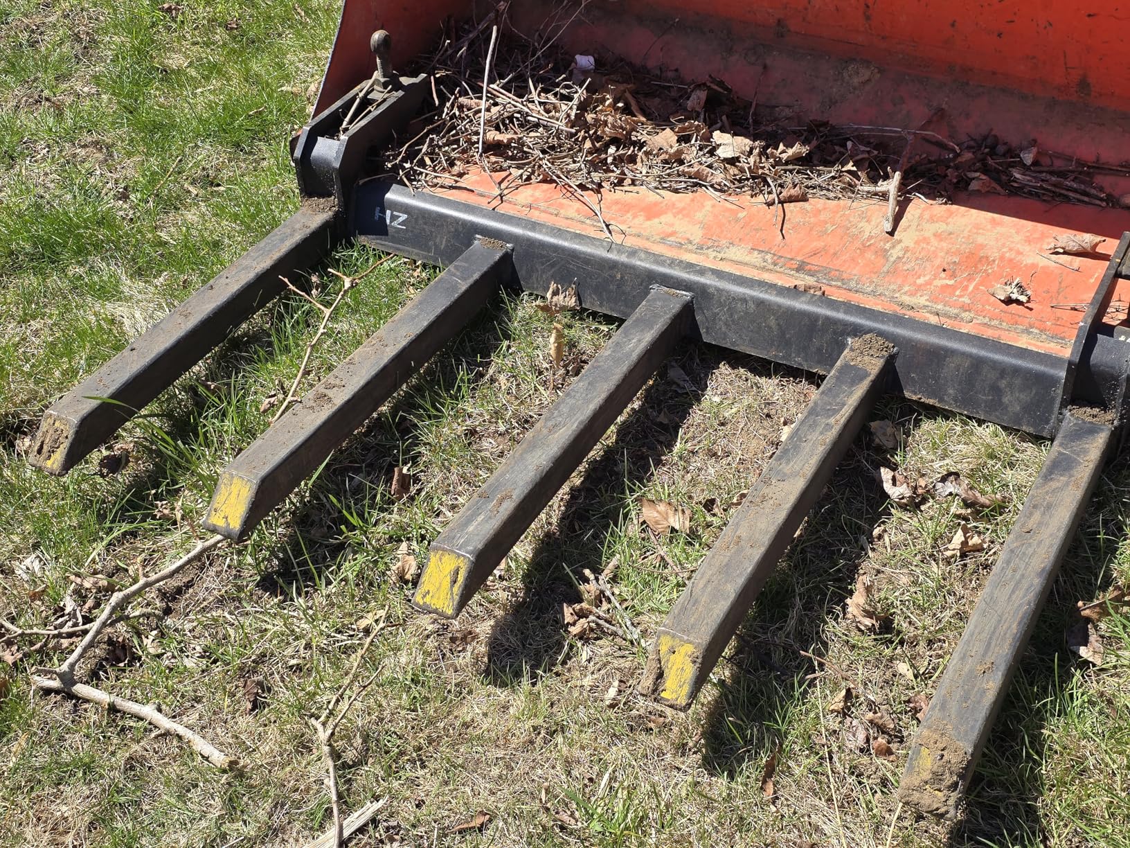 YITAMOTOR Clamp on Debris Forks Fits 48'' Bucket, 2500 lbs Heavy Duty Quick Attach Pallet Forks for Tractor Loader Skid Steer customer photo 1