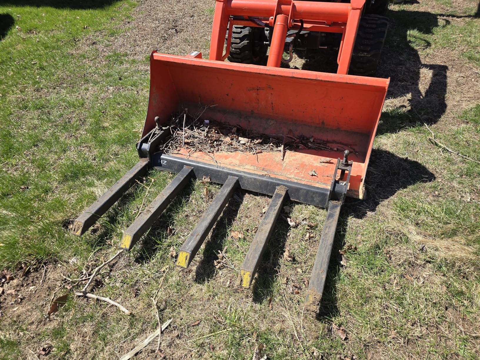 YITAMOTOR Clamp on Debris Forks Fits 48'' Bucket, 2500 lbs Heavy Duty Quick Attach Pallet Forks for Tractor Loader Skid Steer customer photo 2