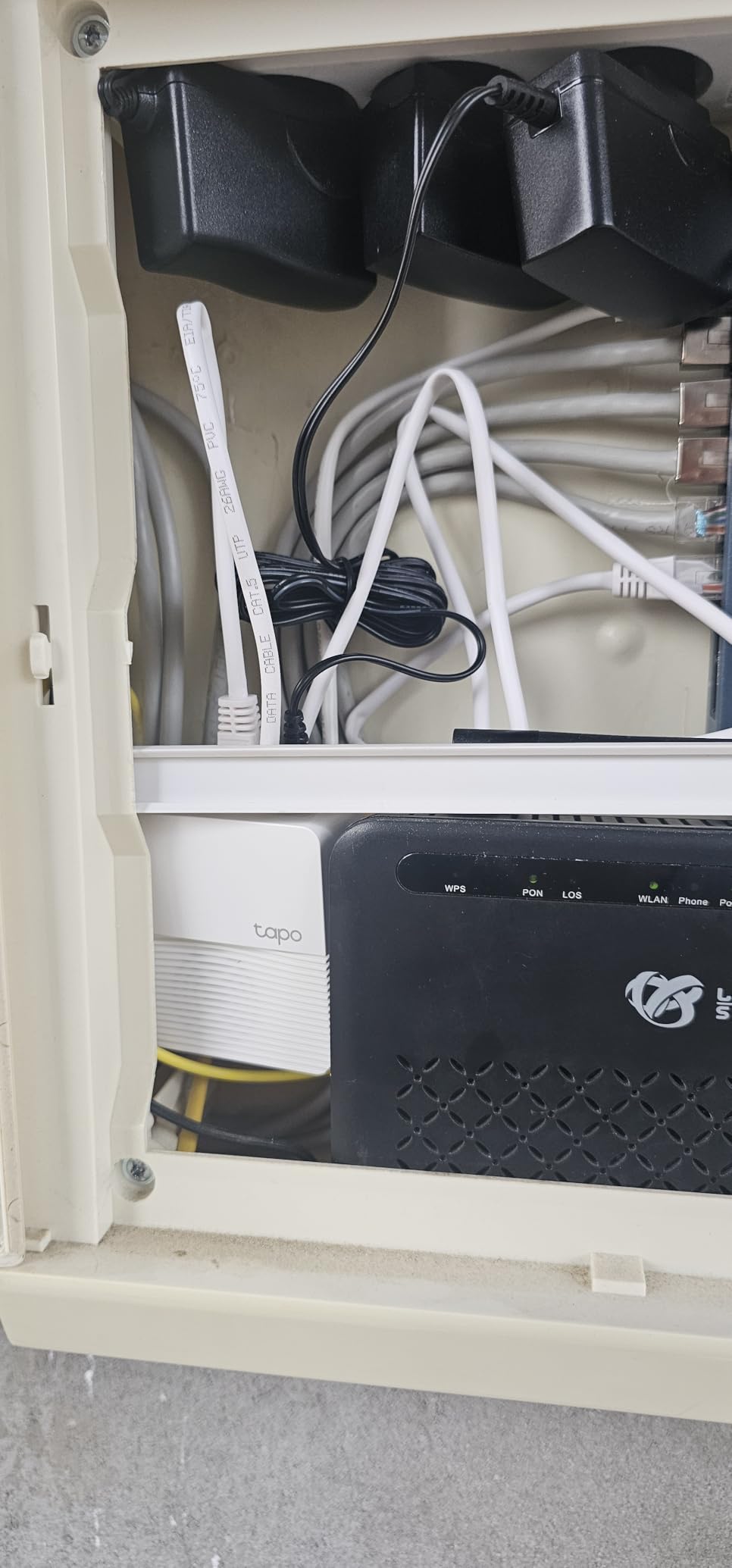 TP-Link Tapo Smart Hub with Built-In Chime, REQUIRES 2.4GHz Wi-Fi, Connect up to 64 Smart + 4 Camera Devices, Sub-1G Low-Power Wireless Protocol, 512GB Local Storage, Tapo H200 customer photo 2