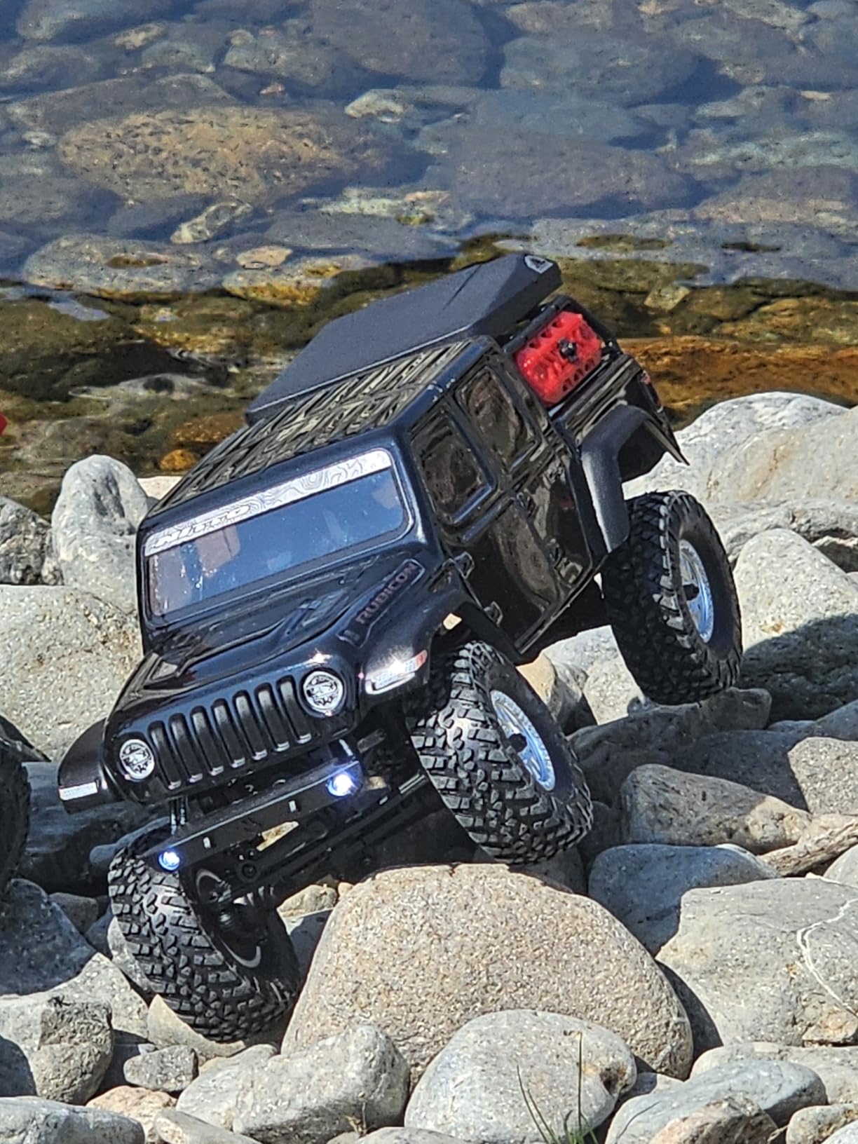 Axial RC Truck SCX24 Jeep Gladiator 4 Wheel Drive Rock Crawler Brushed RTR (Nothing Needed to Complete Ready-to-Run), Green customer photo 1