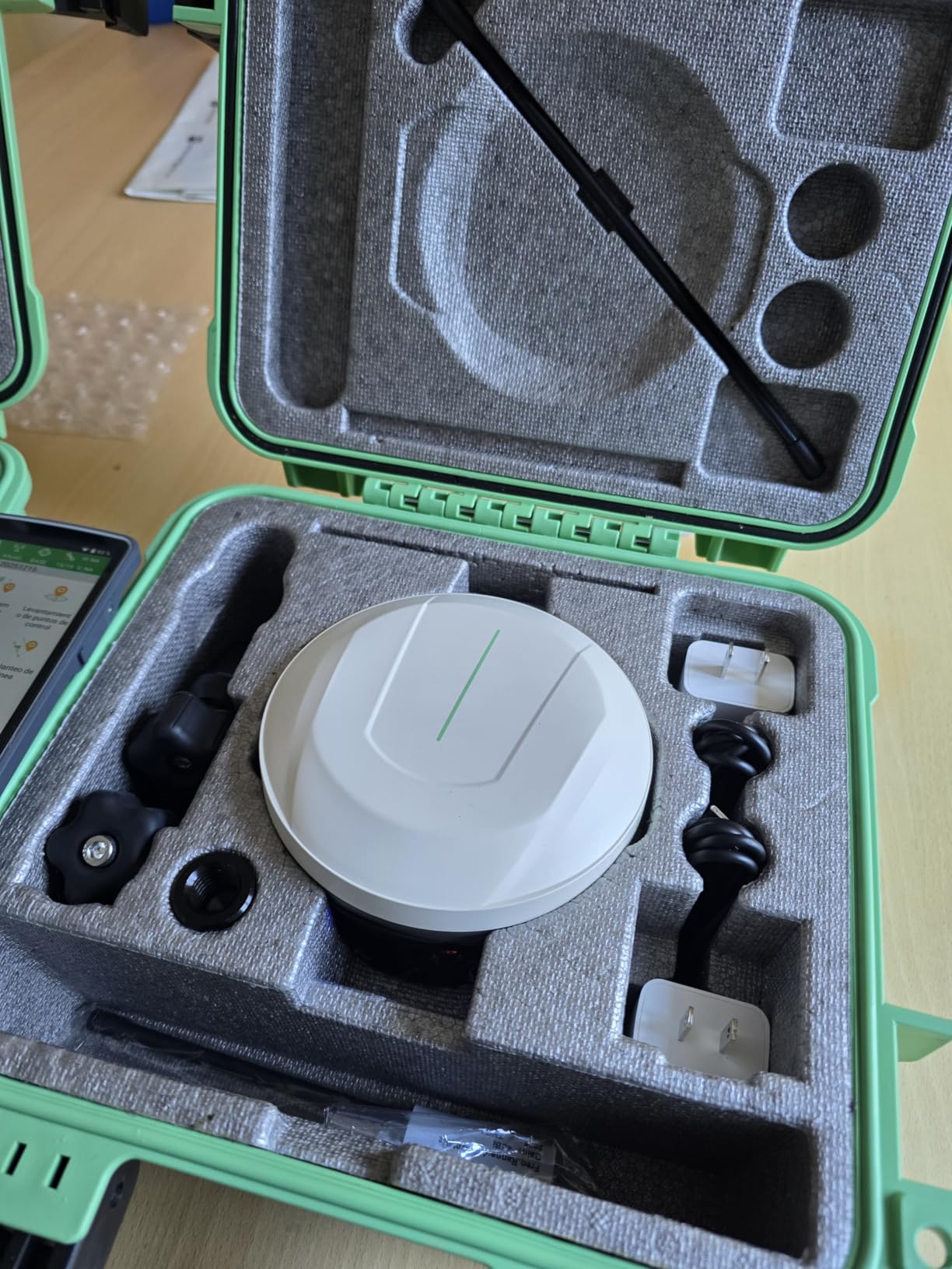 E1 GNSS Survey Equipment 20 Hours Endurance RTK GPS with IMU Rover & Base Handheld Collector with Survey Software customer photo 2