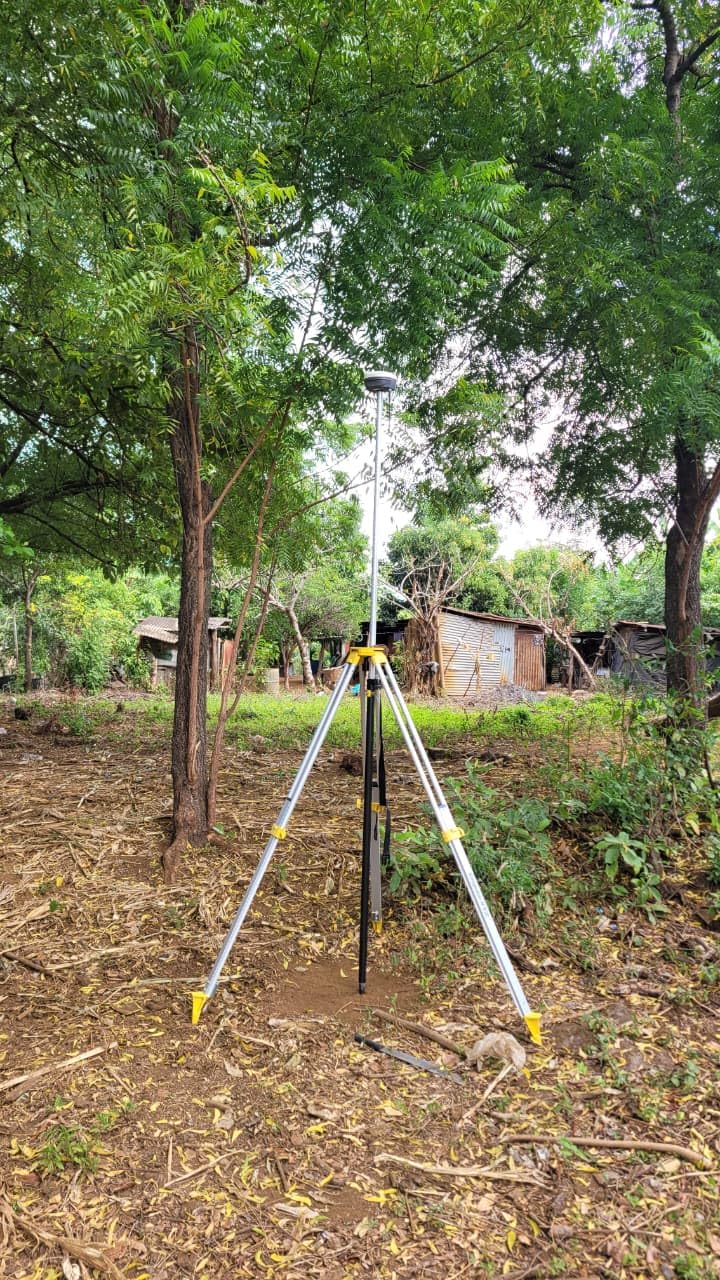 E1 RTK GNSS Survey Equipment GPS Receiver with IMU Rover & Base Handheld Collector Land Surveying Equipment, Navigation System Survey Software(Include Pole, Tribrach, Tripod) customer photo 2