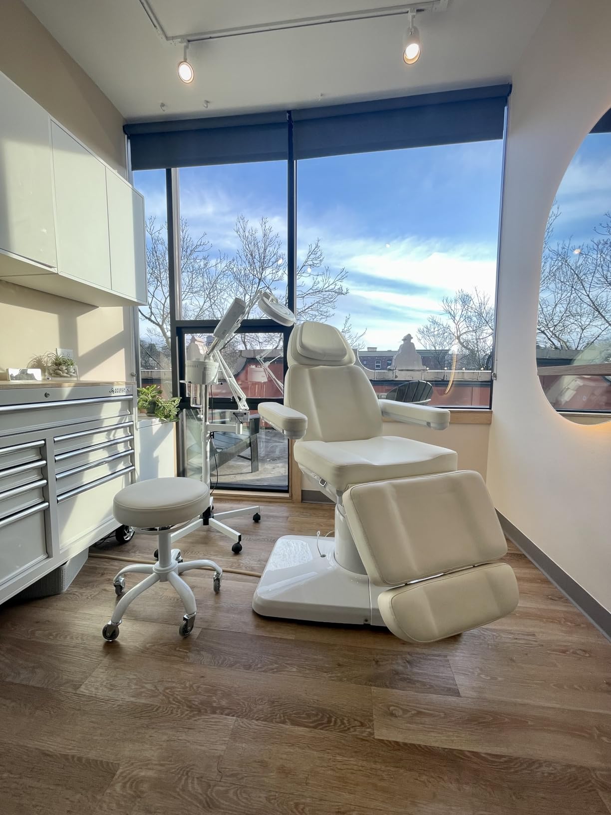 OmySalon Electrical Facial Beauty Spa Medical Treatment Bed, 120° Rotation Massage Tattoo Dental Aesthetic Chair with 3 Motors & Remote Control customer photo 1