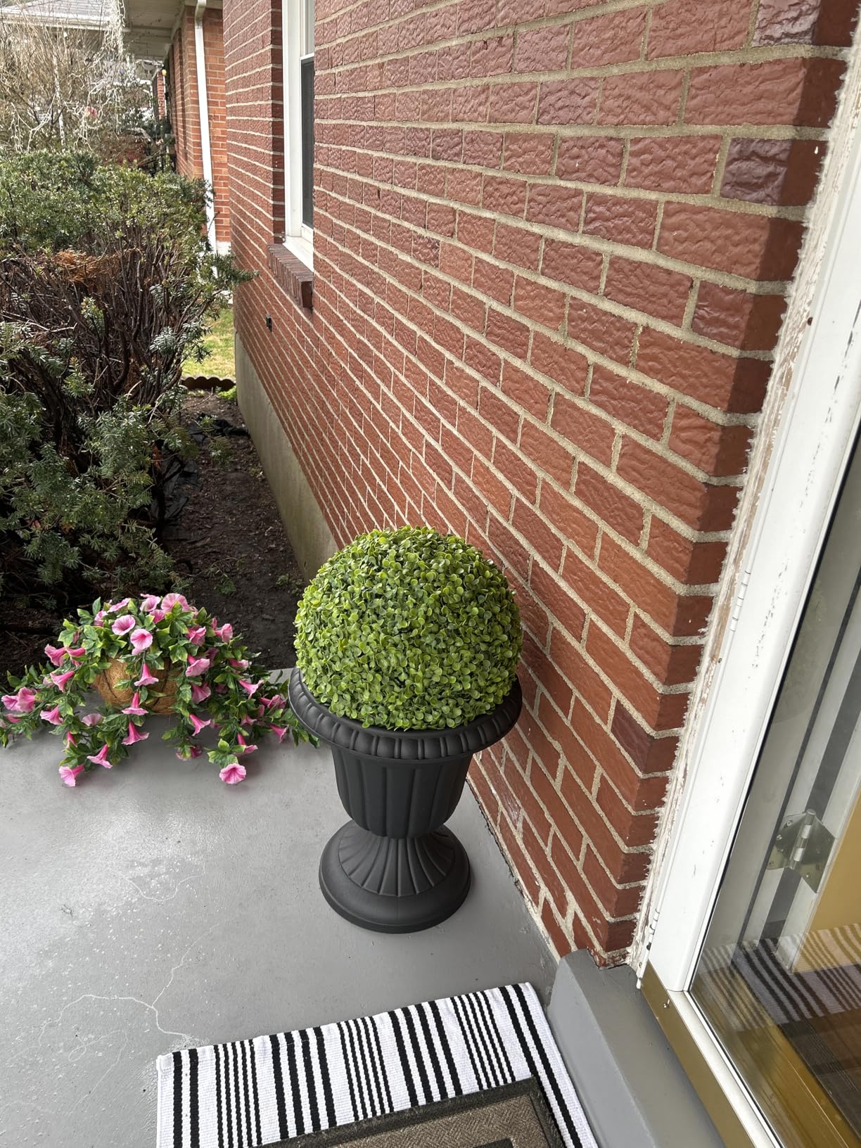 Outdoor Planter 2-Pack - 16x18-Inch Urn Planters - Plastic Plant Pots for Indoor, Outdoor, or Front Porch Decor - Flower Pots by Pure Garden (Black) customer photo 1