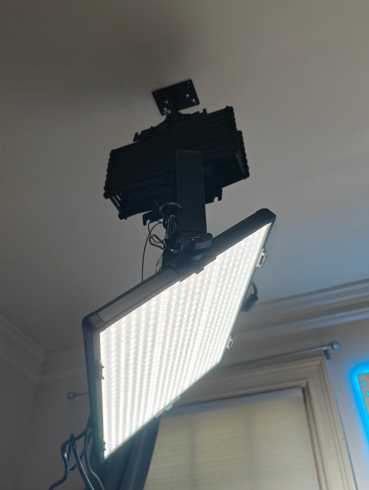 NEEWER 150W RGB LED Panel Video Light Kit with Barn Doors, 1800 LEDs 42500Lux/0.5m 2500K-10000K CRI96+/TLCI97+ 0-100% Dimming, APP/2.4G/Panel/DMX Control for Pro Studio Gaming Lighting customer photo 2