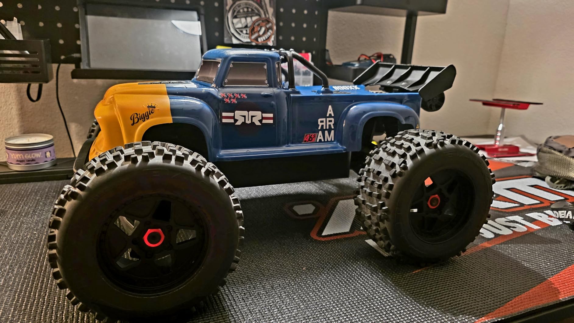 ARRMA RC Truck Notorious 4X4 6S BLX V6 Stunt Truck RTR Black 1/8 customer photo 2