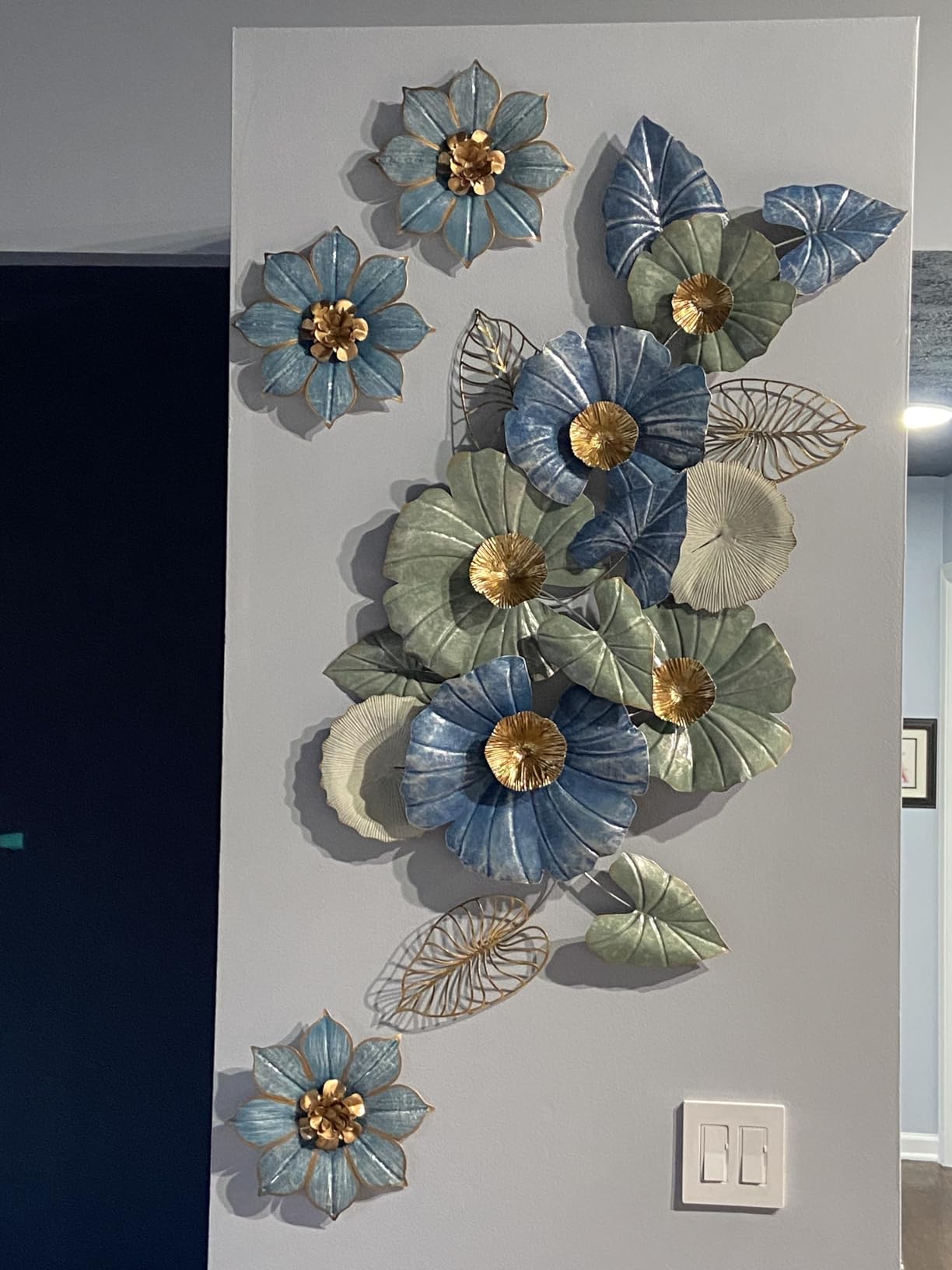 Metal Flowers Wall Decor Set of 3, Green & Gold 3D Floral Metal Wall Art Decor for Indoor & Outdoor Use, Vintage & Modern Walls Arts for Bathroom, Living Room, Bedroom, Garden, Patio, Porch, Office, 10
