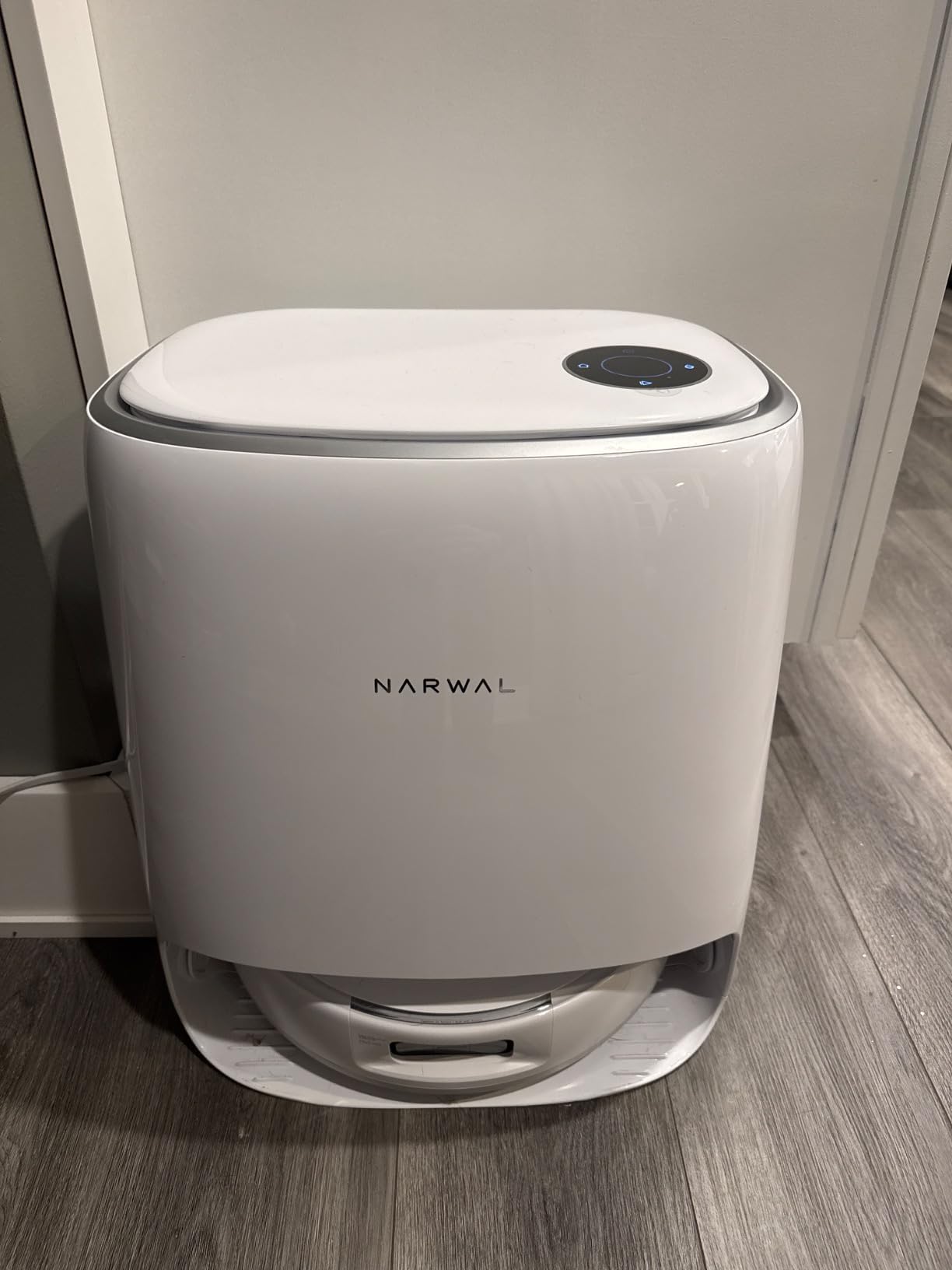 Flow Robot Vacuum and Mop Combo, FlowWash Real-Time Self-Cleaning Track Mop, 22,000 Pa Suction, Dual-Camera AI Obstacle Avoidance, Carpet & Edge Cleaning, Self-Emptying Robot Vacuum,White customer photo 2