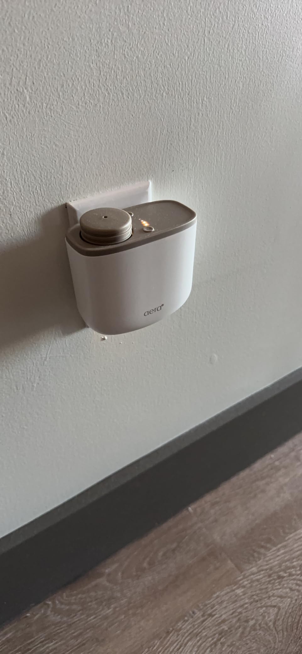 AERA Mini Waterless Plug-in Essential Oil Diffuser for Rooms 100-400 Sq Ft - Smart Aromatherapy Machine with App & Alexa Control - (Fits 12.5 mL Capsules - Sold Seperately) - White customer photo 2