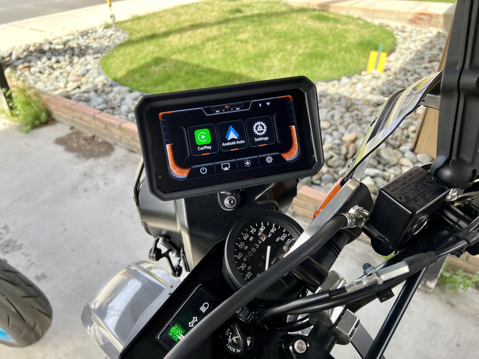 2026 YZW GPS Carplay 5 inch for Motorcycle with Wireless CarPlay & Android Auto, IP69K Waterproof Touch Screen, GPS Navigation, Supports Bluetooth, Siri/Google Voice Control, Custom Boot Logo, Bracket customer photo 1
