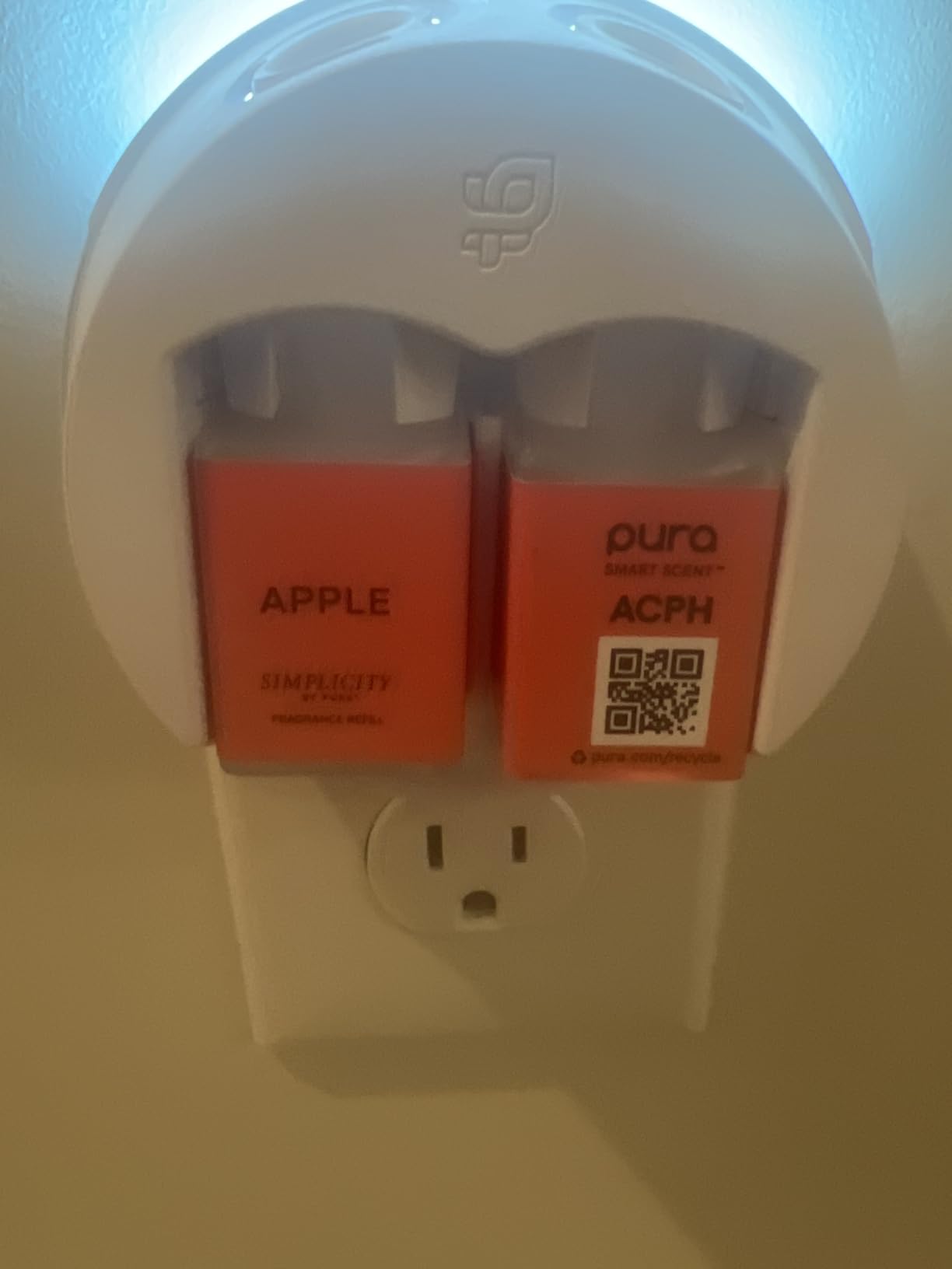 Pura 4 Smart Fragrance Diffuser - Adjustable Home Diffuser with LED Light & Automatic Vial Detection - Wi-Fi Device for Personalized Home Scenting Experience - 2025 Version customer photo 1