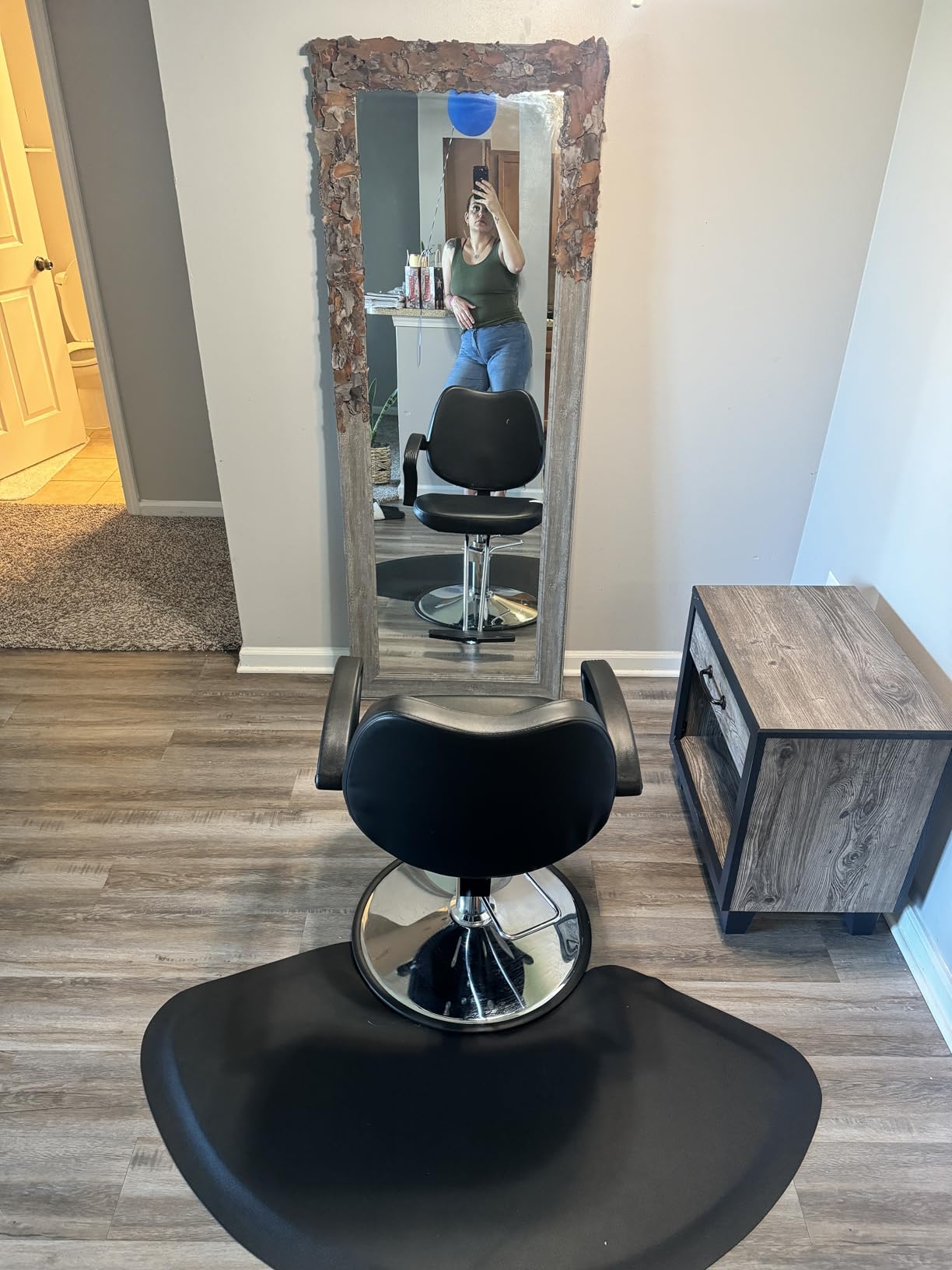 BestMassage Hydraulic Reclining Barber Chair, Heavy Duty All Purpose Salon Chair with Adjustable Headrest Footrest and 360° Swivel Hydraulic Pump for Barbershop, Beauty Salon, and Tattoo Studio,White customer photo 1