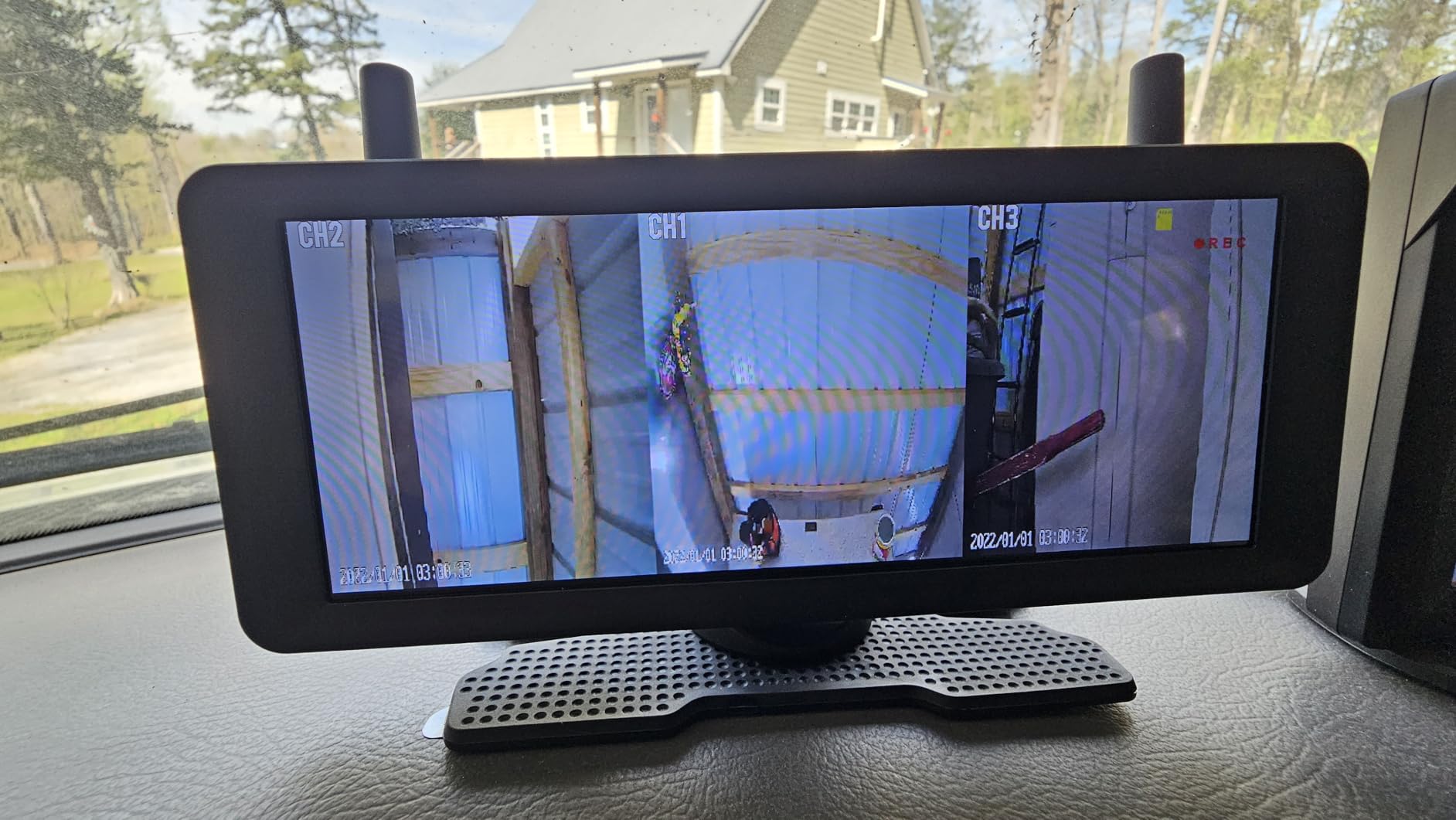 AUTO-VOX Wireless RV Backup Camera System: Rear and Side Coverage on a Large 7.2’飾 HD Monitor, Triple Split View, IR Night Vision, DVR Recording Back up Camera for RV,Travel Trailer,Motorhome,Camper customer photo 2
