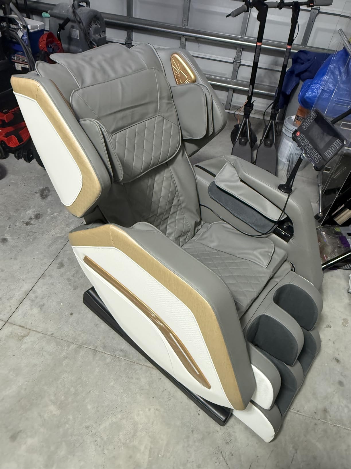 Massage Chair Full Body, Zero Gravity Massage Chair 2026 for Back Fatigue with 10 Fixed Rollers, Heating, Airbags, Phone Controller, Bluetooth Speaker, Nightlights customer photo 1