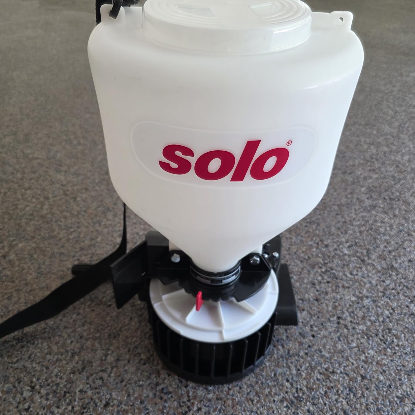 SOLO Inc. Solo 421 20-Pound Capacity Portable Chest-mount Spreader with Comfortable Cross-shoulder Strap customer photo 2