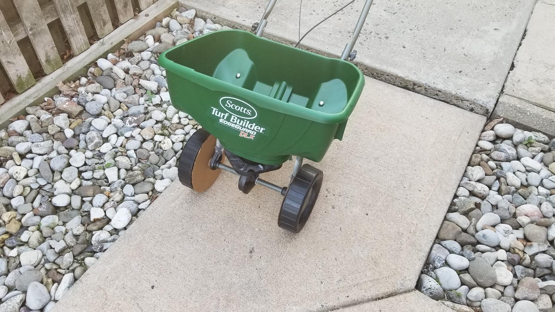 Scotts Turf Builder EdgeGuard DLX Broadcast Spreader customer photo 1