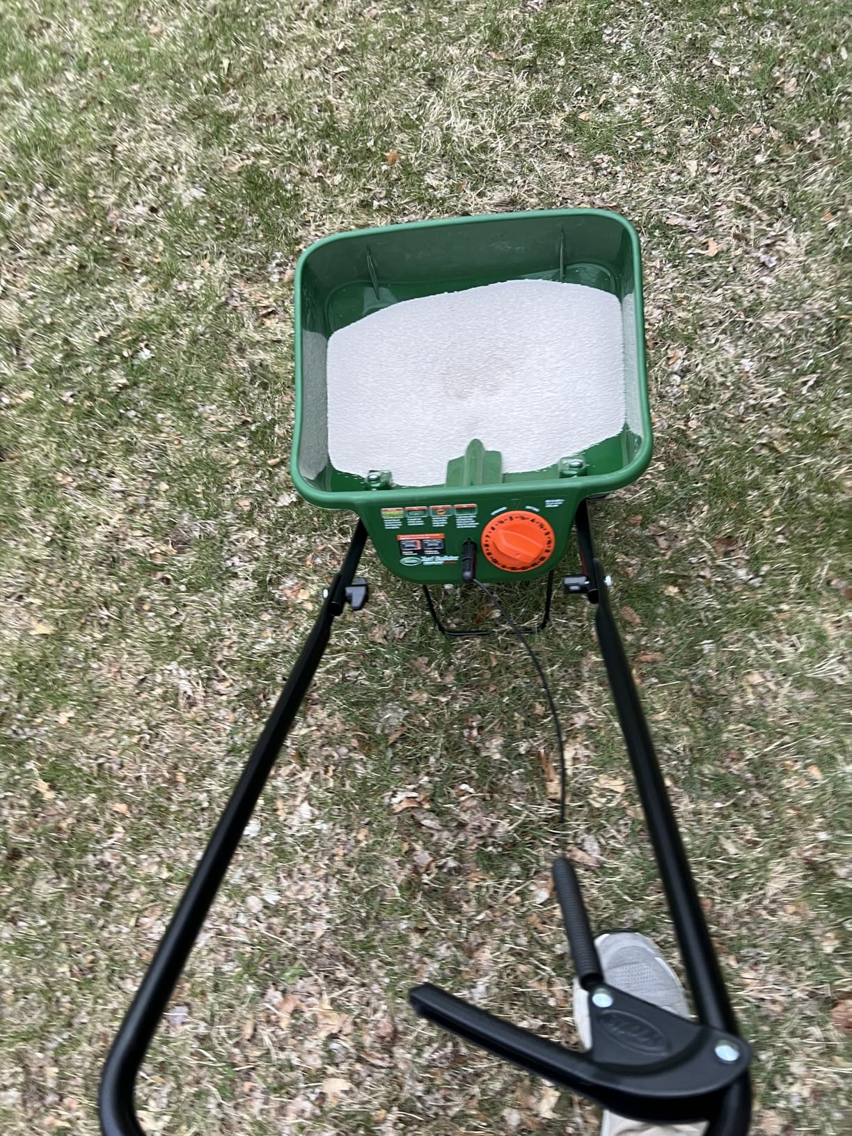 Scotts Turf Builder EdgeGuard Mini Broadcast Spreader - Spreads Grass Seed, Fertilizer and Salt - Holds up to 5,000 sq. ft. customer photo 1