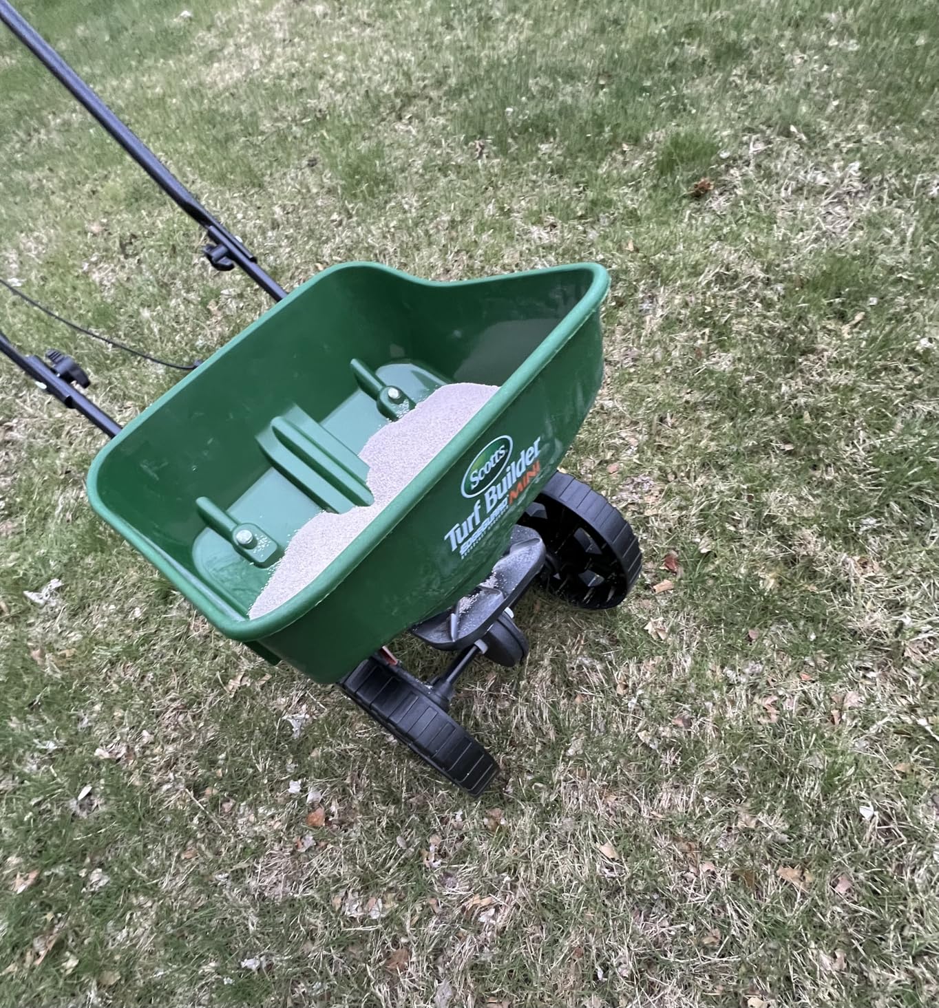Scotts Turf Builder EdgeGuard Mini Broadcast Spreader - Spreads Grass Seed, Fertilizer and Salt - Holds up to 5,000 sq. ft. customer photo 2