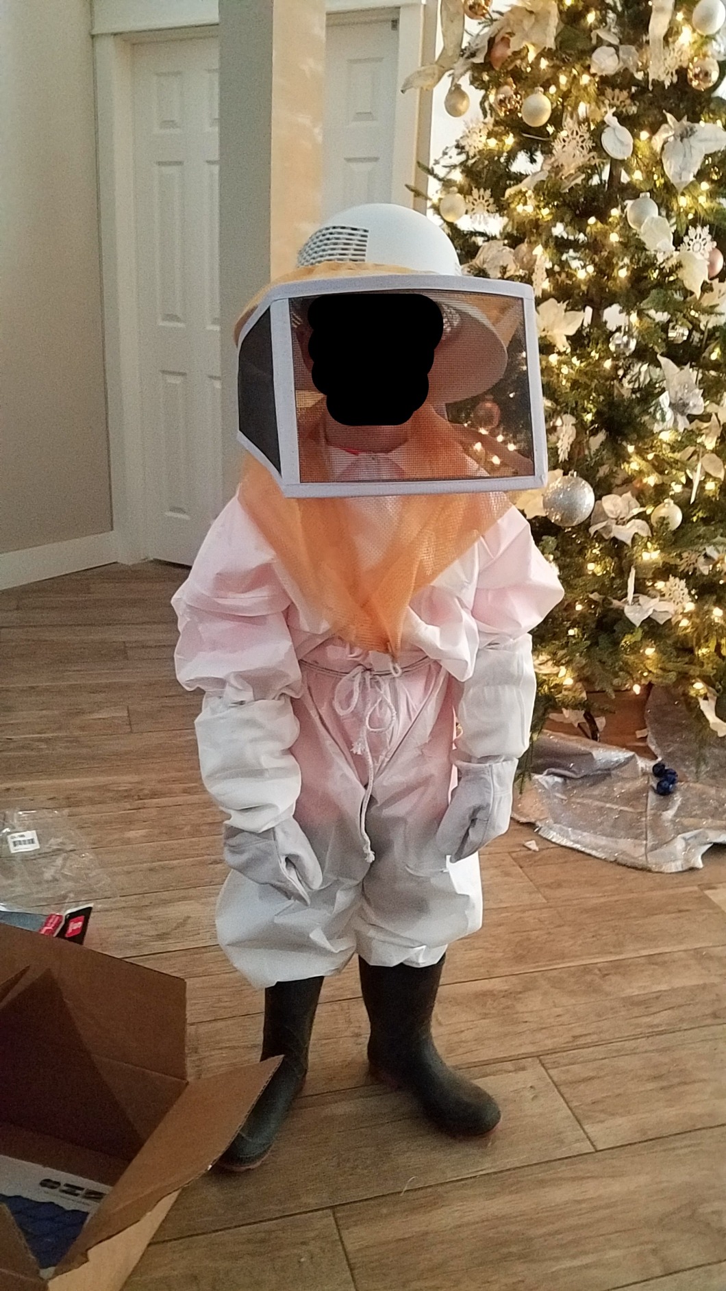 Mann Lake Stingless Binding Square Beekeeping Veil w/Drawstring Closure, Fine Mesh Netting w/Elastic Base for Snug Fit, Hot Weather Honey Bee Suit Head Cover for Backyard Beekeepers customer photo 1