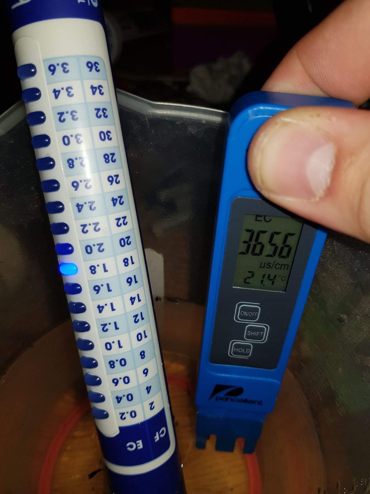 Bluelab TRUNCOMV2 Commercial Truncheon Nutrient Meter with Increased Measurement Range, Digital Conductivity (TDS, EC, ppm 500, ppm 700, CF) Tester in Water, Tool for Hydroponic System and Plant Grow customer photo 1
