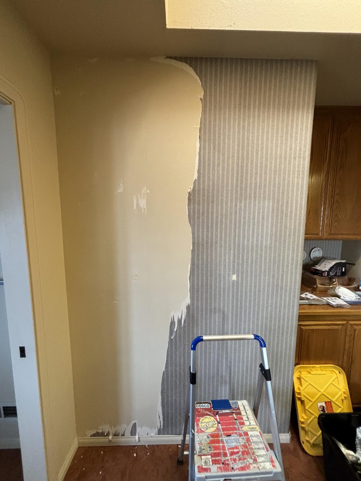 WP CHOMP! World's Best Wallpaper Stripper and Sticky Paste Remover, Citrus Scent 128 fluid ounces customer photo 1
