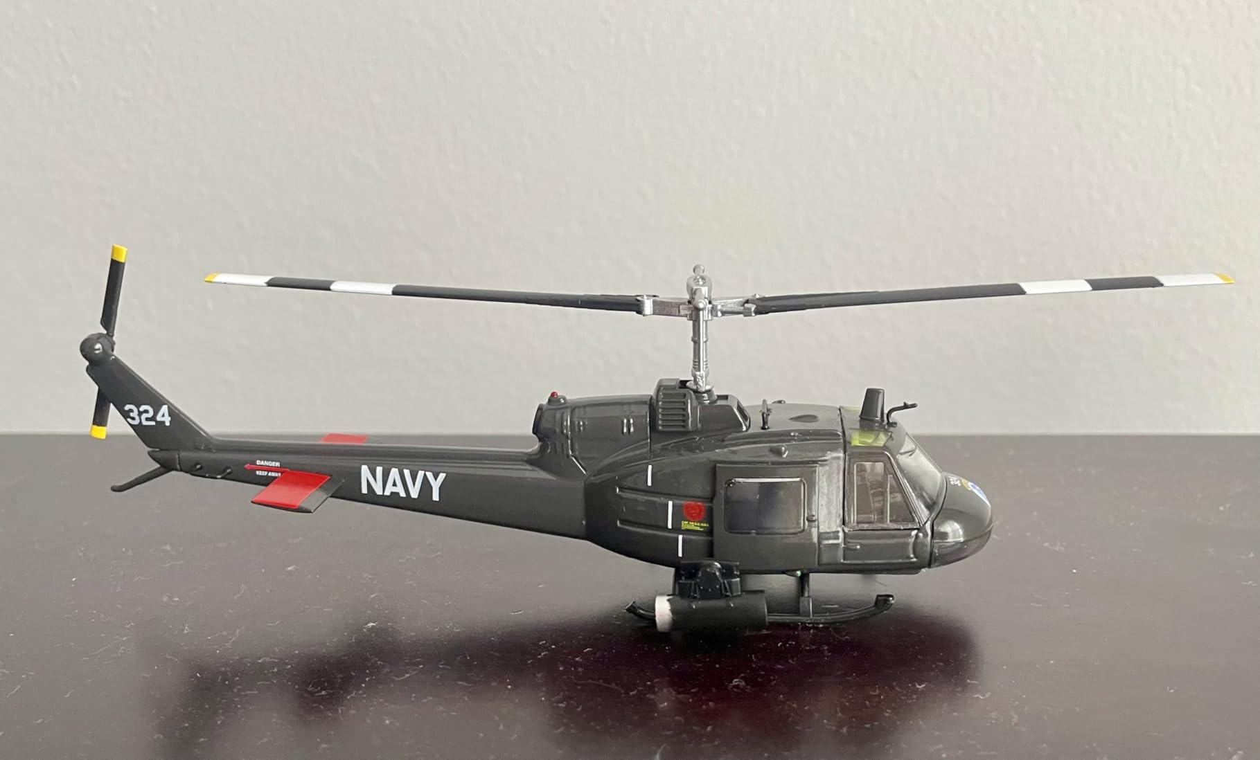 Daron Worldwide Trading Postage Stamp UH-1 Huey MEDEVAC US Army Vehicle (1/87 Scale) customer photo 1