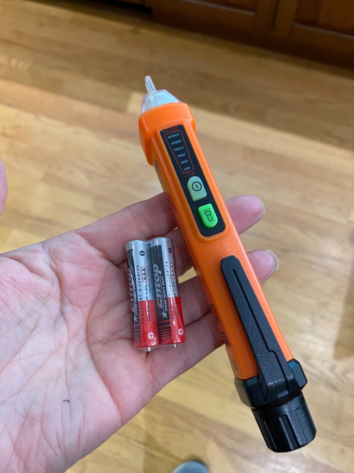 Neoteck Non-Contact AC Voltage Tester Pen, AC 12-1000V, LED Flashlight, Buzzer Alarm for Live/Null Wire Judgment customer photo 1
