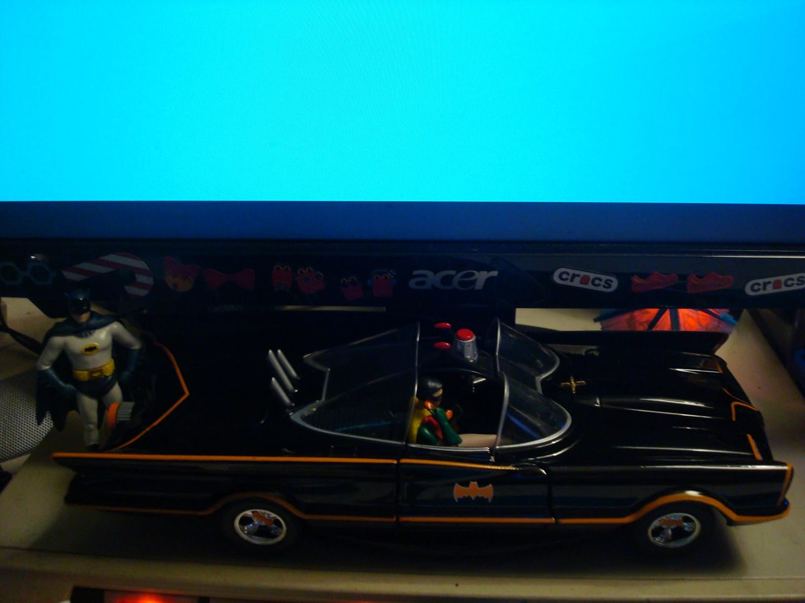 Jada 1966 Classic TV Series Batmobile 1:24 Die-Cast Car with 2.75