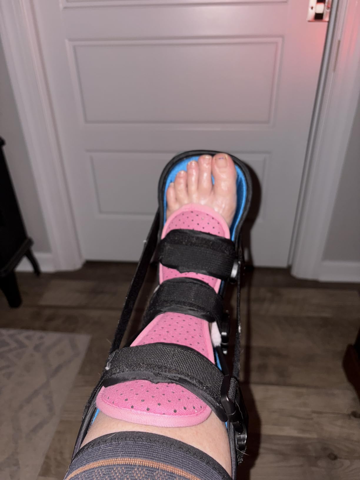 Plantar Fasciitis Adjustable Night Splint. Sleeping boot for foot stretching. P.F. Night Splint with wedge for dorsiflexion. Achilles tendonitis, Heel and Bone Spur, Tendon and Calf Stretching, Arch Pain Treatment. Fits Left & Right Foot. L4398 (Medium) customer photo 2