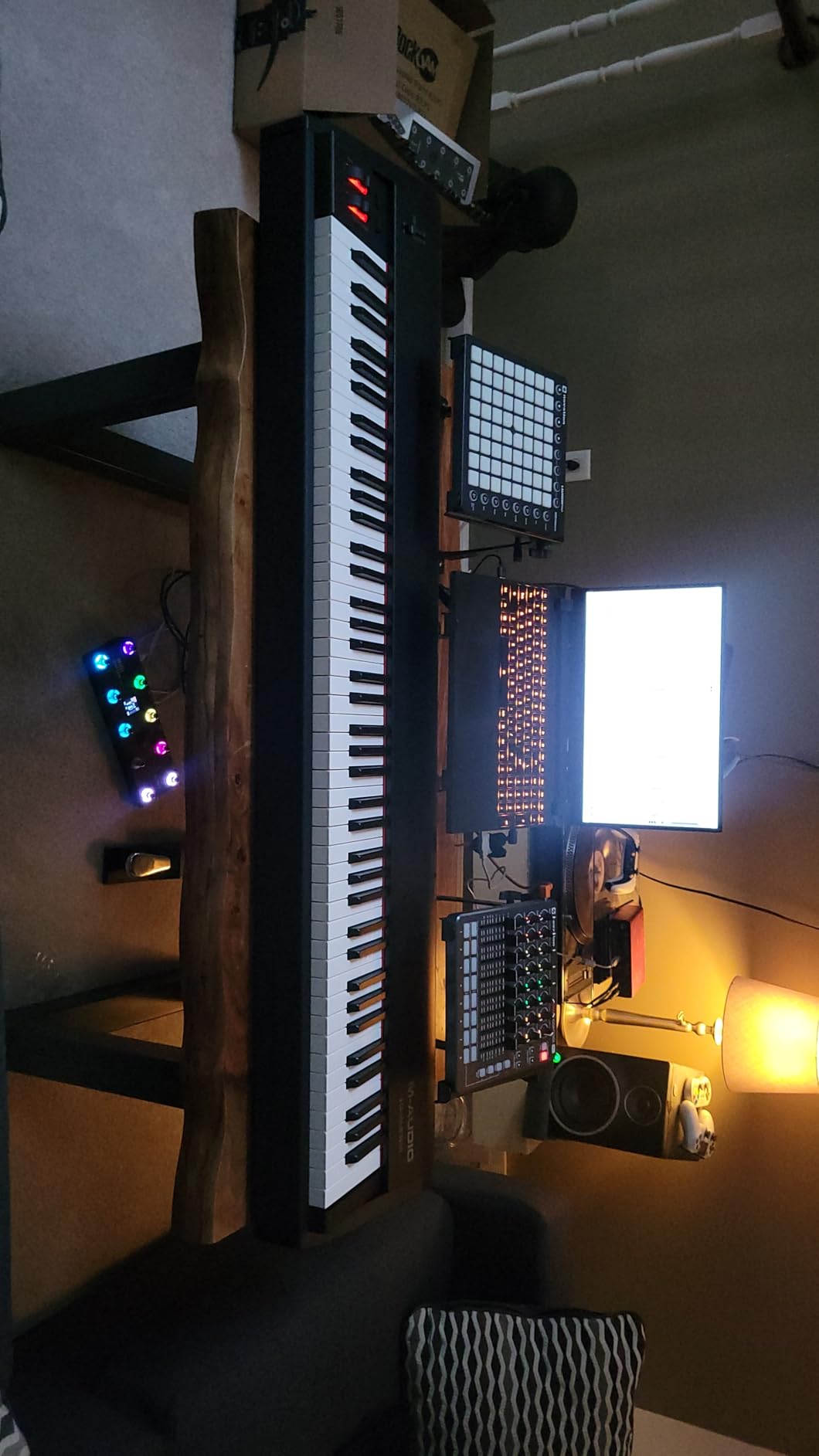 Hammer 88 USB MIDI Keyboard Controller with 88 Hammer Action Piano Style Keys Including A Studio Grade Recording Software Suite customer photo 2