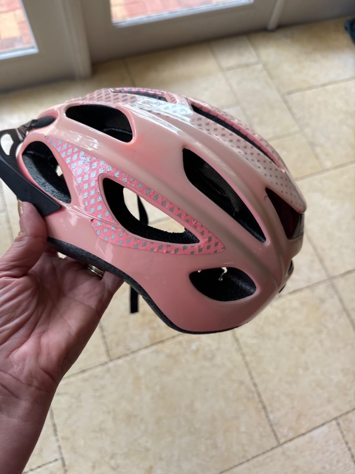Schwinn Beam Lighted Helmet, Size 58-62 cm, Rear LED Light, Reflective Strips, Adjustable Dial and Straps, 17 Air Vents, Removable Visor customer photo 1