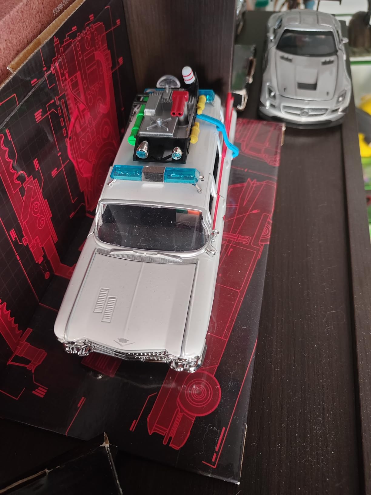 Jada Toys Hollywood Rides: Ghostbusters ECTO-1 White 1: 24 Scale customer photo 2