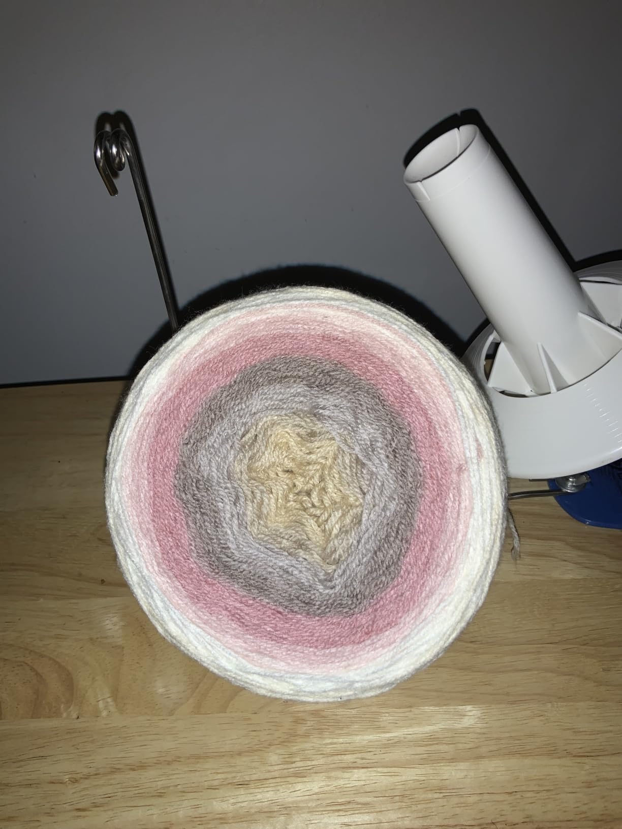 LAMXD Needlecraft Large Jumbo Metal Yarn/Wool/String/Fiber Ball Winder Hand Operated, 10-Ounce, Blue and White customer photo 2