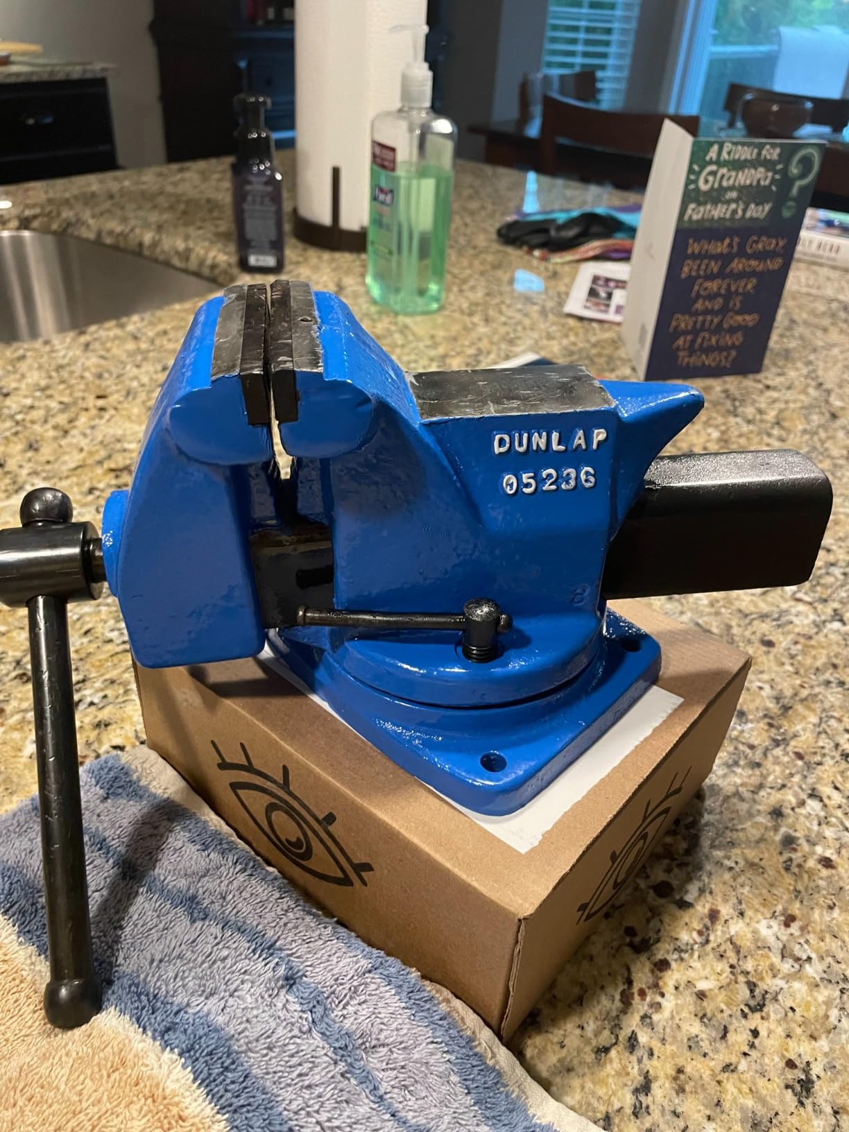 LE LEMATEC Sand Blaster Gun Kit - Portable Sandblaster for Air Compressor - Rust Removal & Glass Etching - Gravity Feed & Siphon Modes - AS118-2C customer photo 1