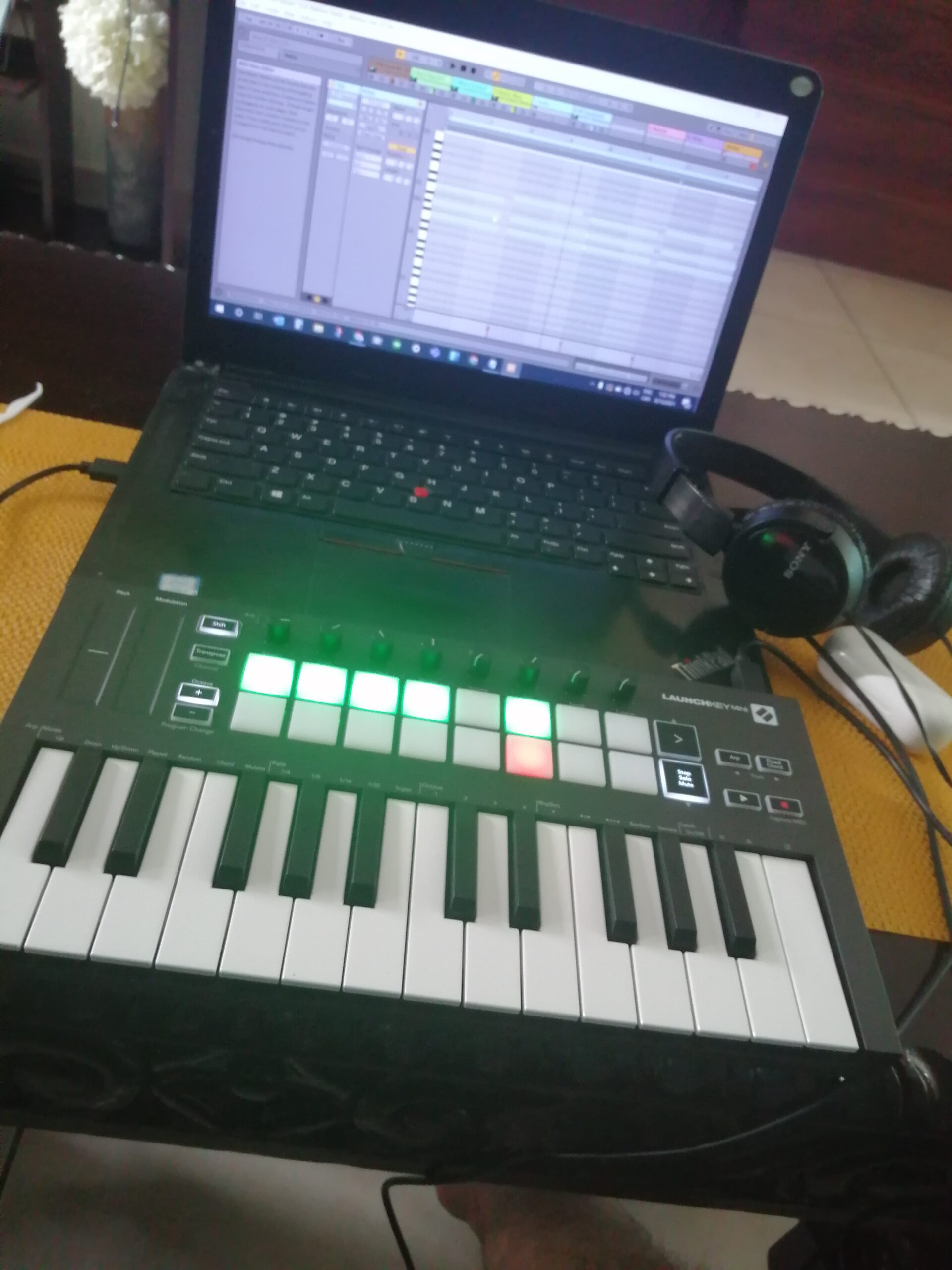 Novation Launchkey Mini [MK3] - Portable 25-Key, USB, MIDI Keyboard Controller with DAW Integration, Chord Mode, and Arpeggiator - for Music Production customer photo 2