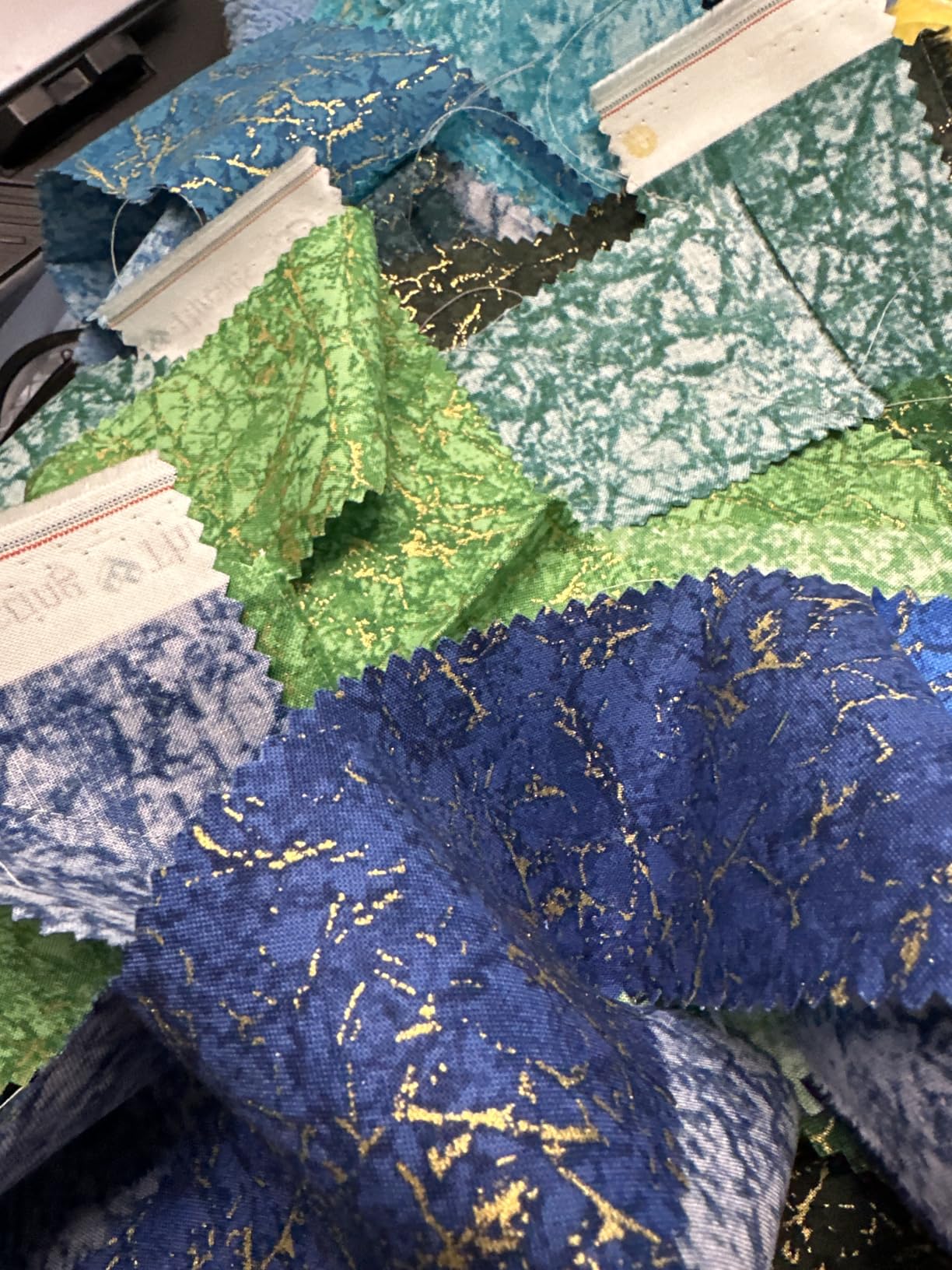 Connecting Threads Blender Collection Precut Cotton Quilting Fabric Bundle 2.5
