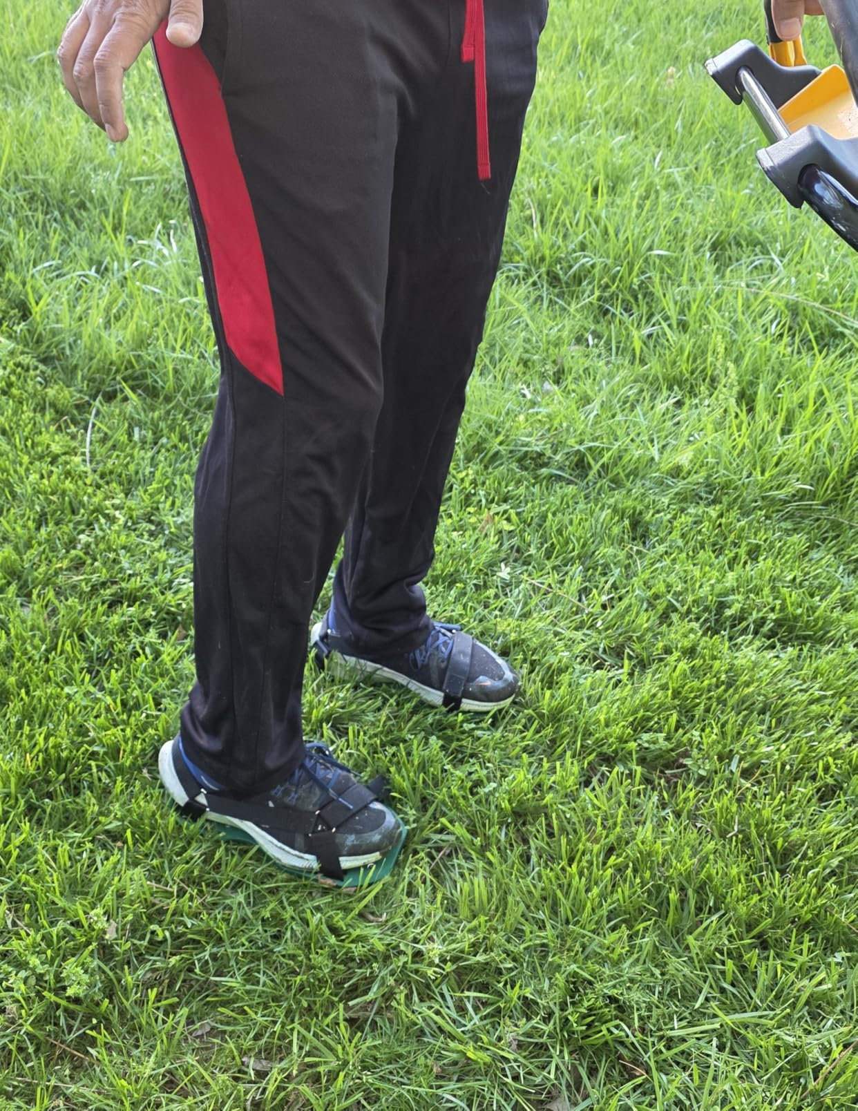 Ohuhu Lawn Aerator Shoes with Hook & Loop Straps, All New Unique Design Free-Installation Heavy Duty Spiked Aerating Sandals, One-Size-Fits-All for Yard Patio Lawn Garden customer photo 2