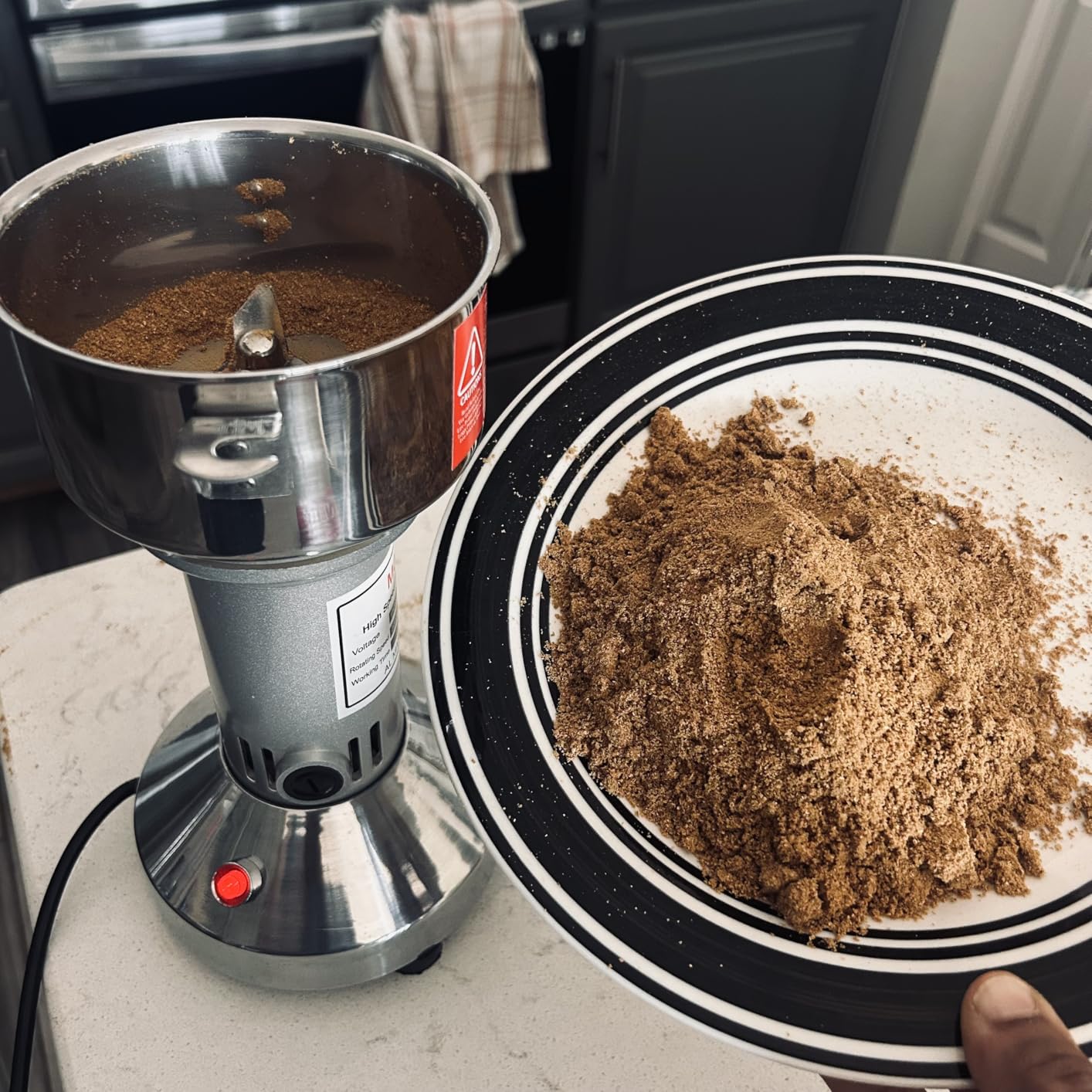 LEJIEYIN Electric herb Grinder 550g High Speed Electric Stainless Steel Spice Flour Mill Herb Grinder Powder Machine for Dry Food customer photo 1